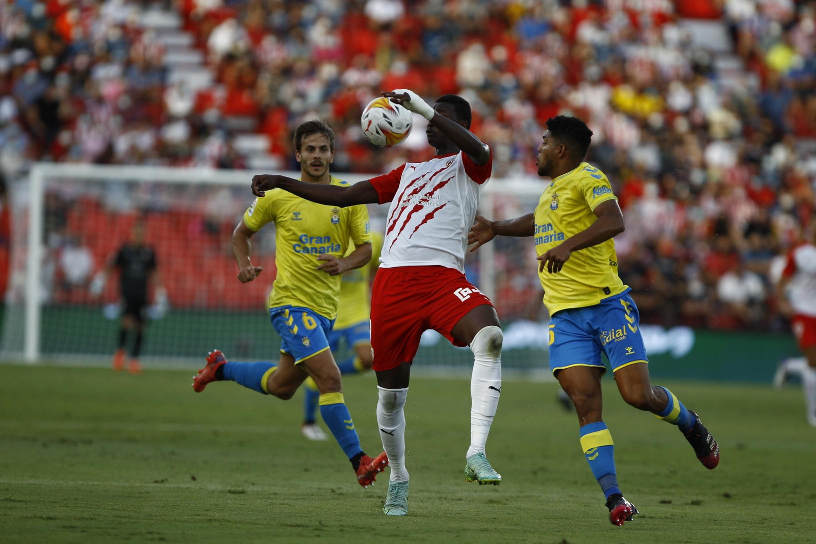 Sadiq, bien cubierto, controla con el pecho.