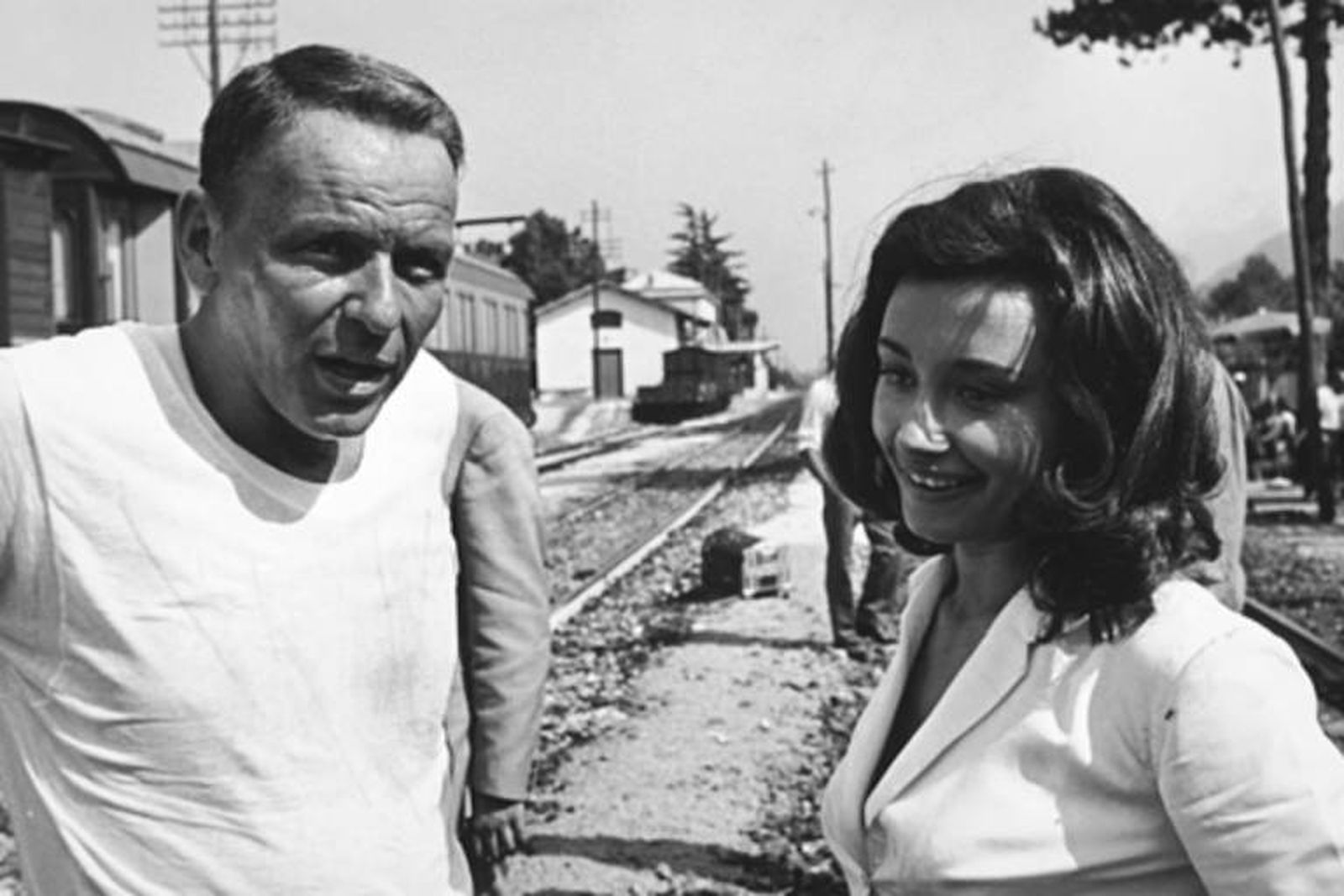 Raffaella Carrá, cuando aún era 'solo' Raffaella, con su fugaz pareja Frank Sinatra, con quien coincidió en el rodaje de 'El coronel Von Ryan'