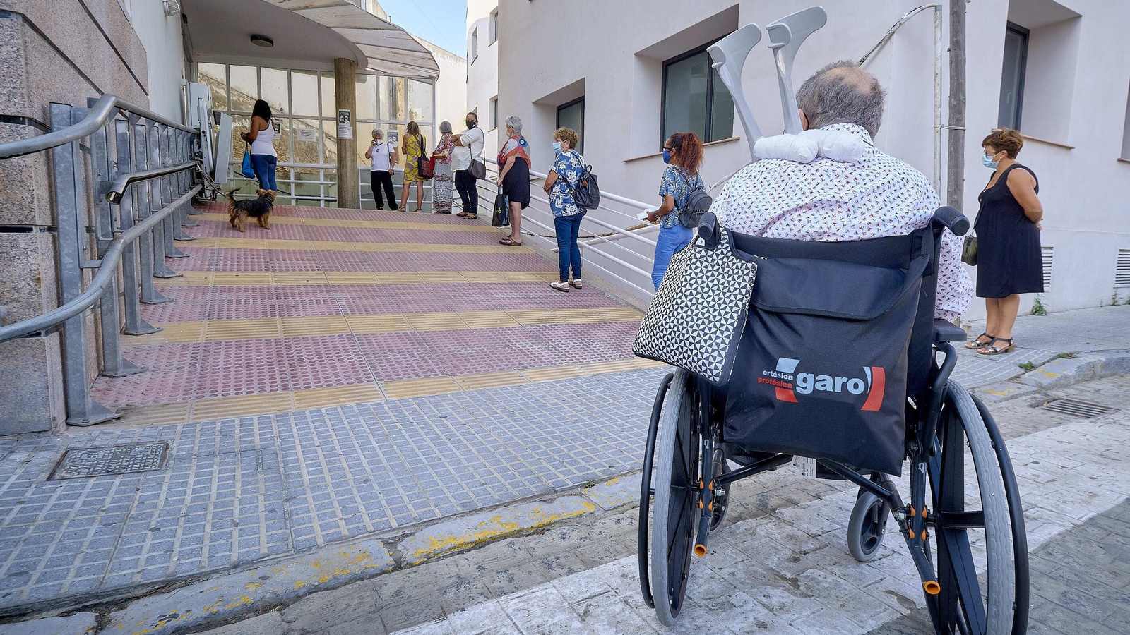 Colas en un centro de salud en una imagen de archivo.