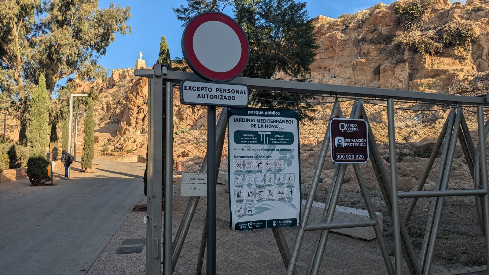 El Ayuntamiento ha colocado cartelería, en el vallado y en el interior del parque, recordando las normas de uso.