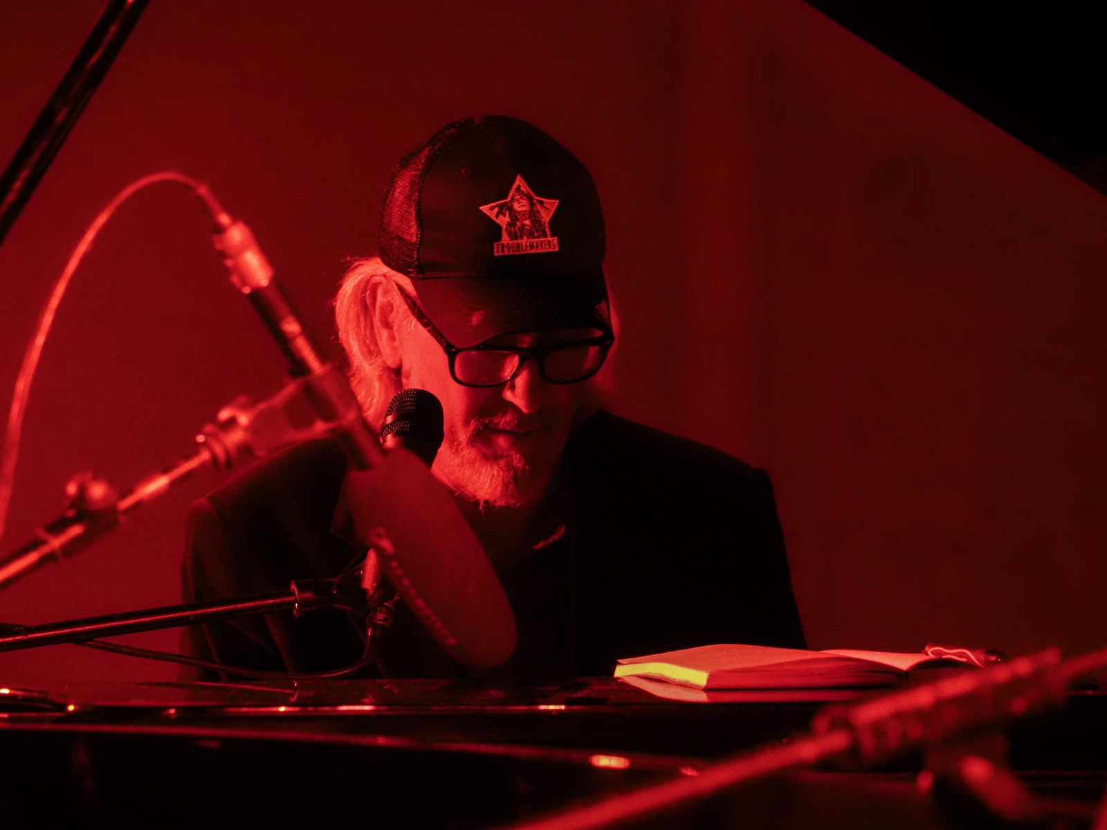 Las fotografías del concierto de Howe Gelb en la Iglesia de la Magdalena de Córdoba