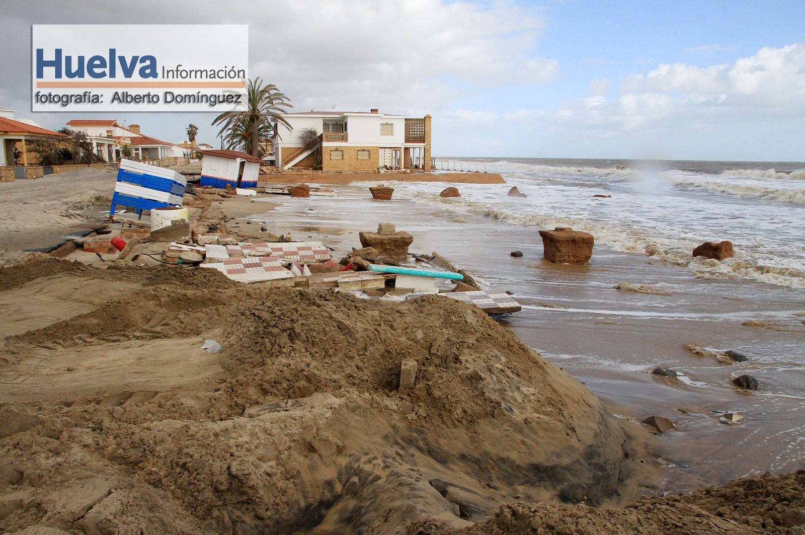 Imágenes de la visita de Rajoy y Susana Díaz a la playa de La Antilla