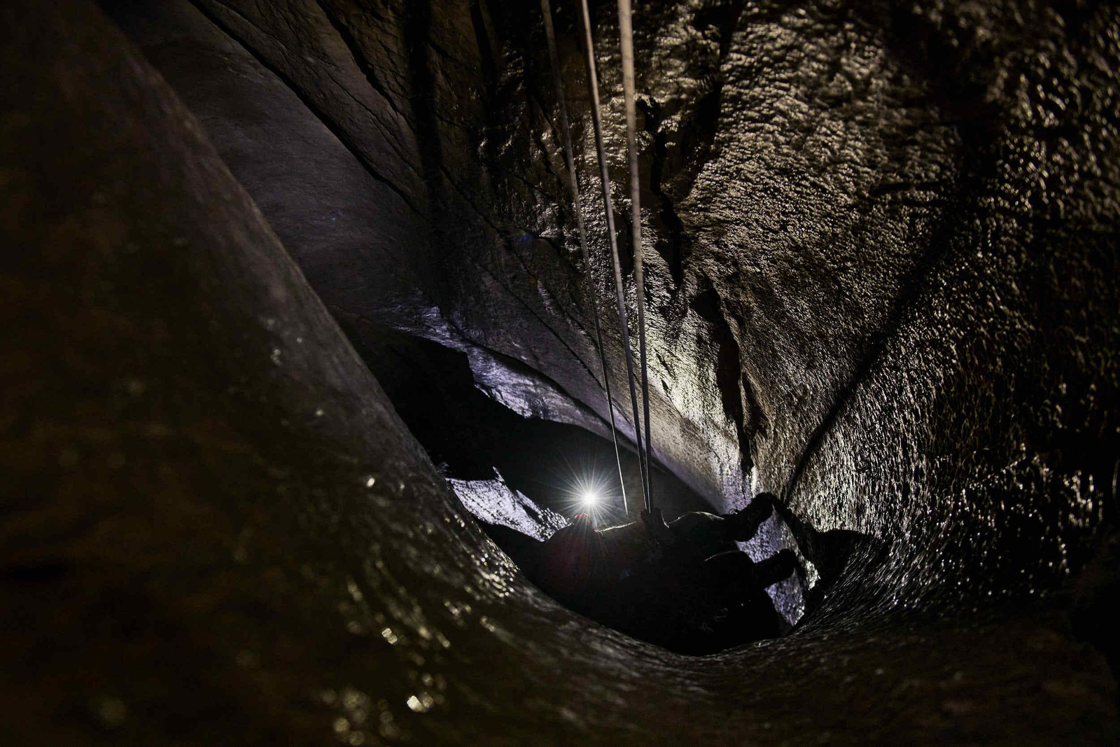 Así descienden dos personas ciegas por una cavidad de 100 metros de profundidad
