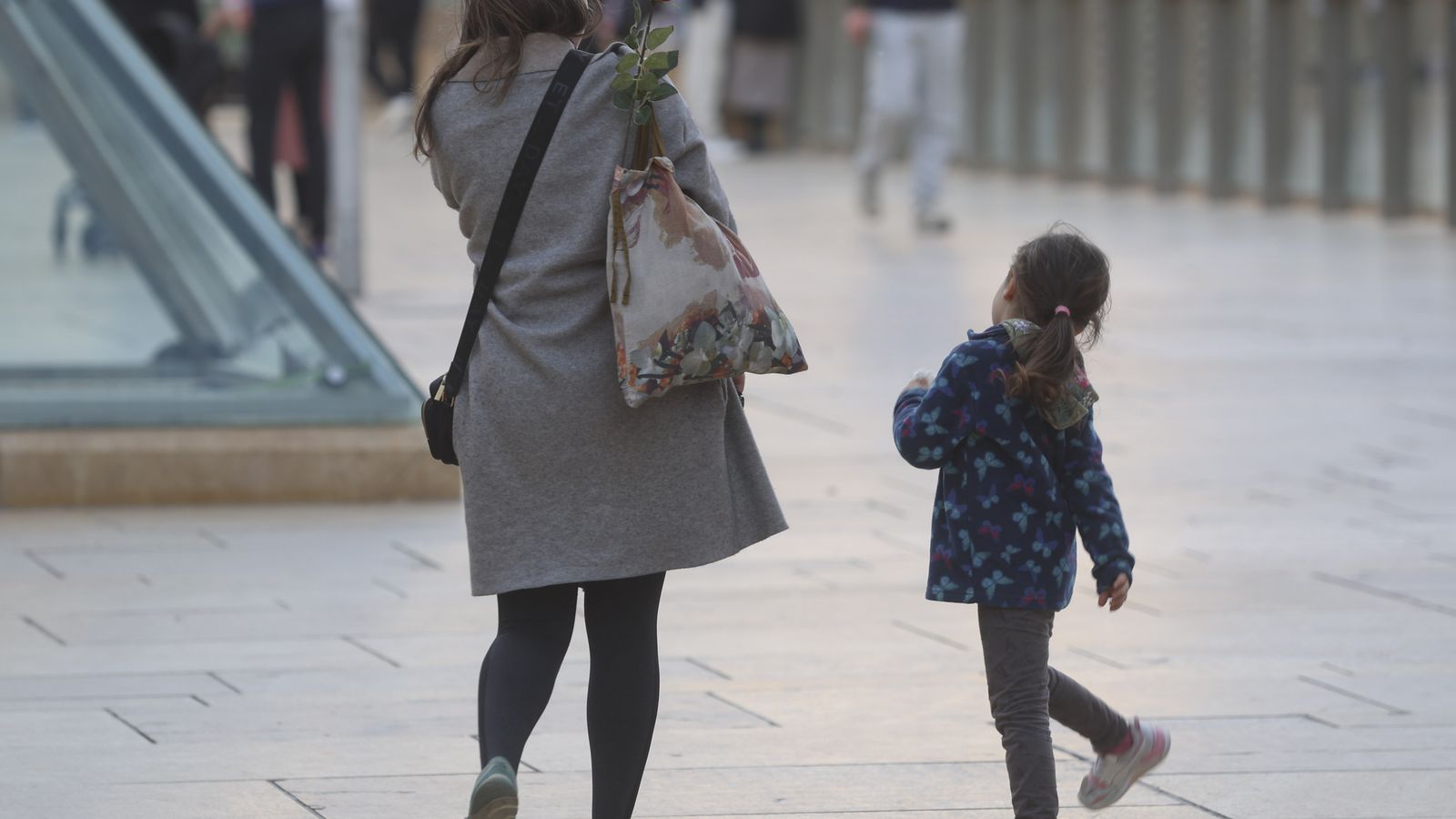 javier albiñana Una mujer con su hija.