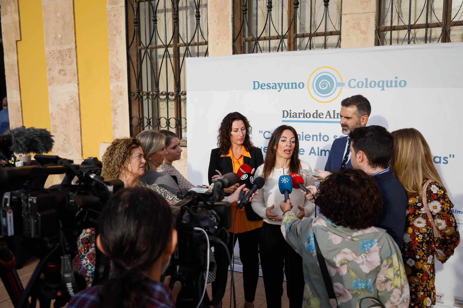 Imágenes del desayuno informativo