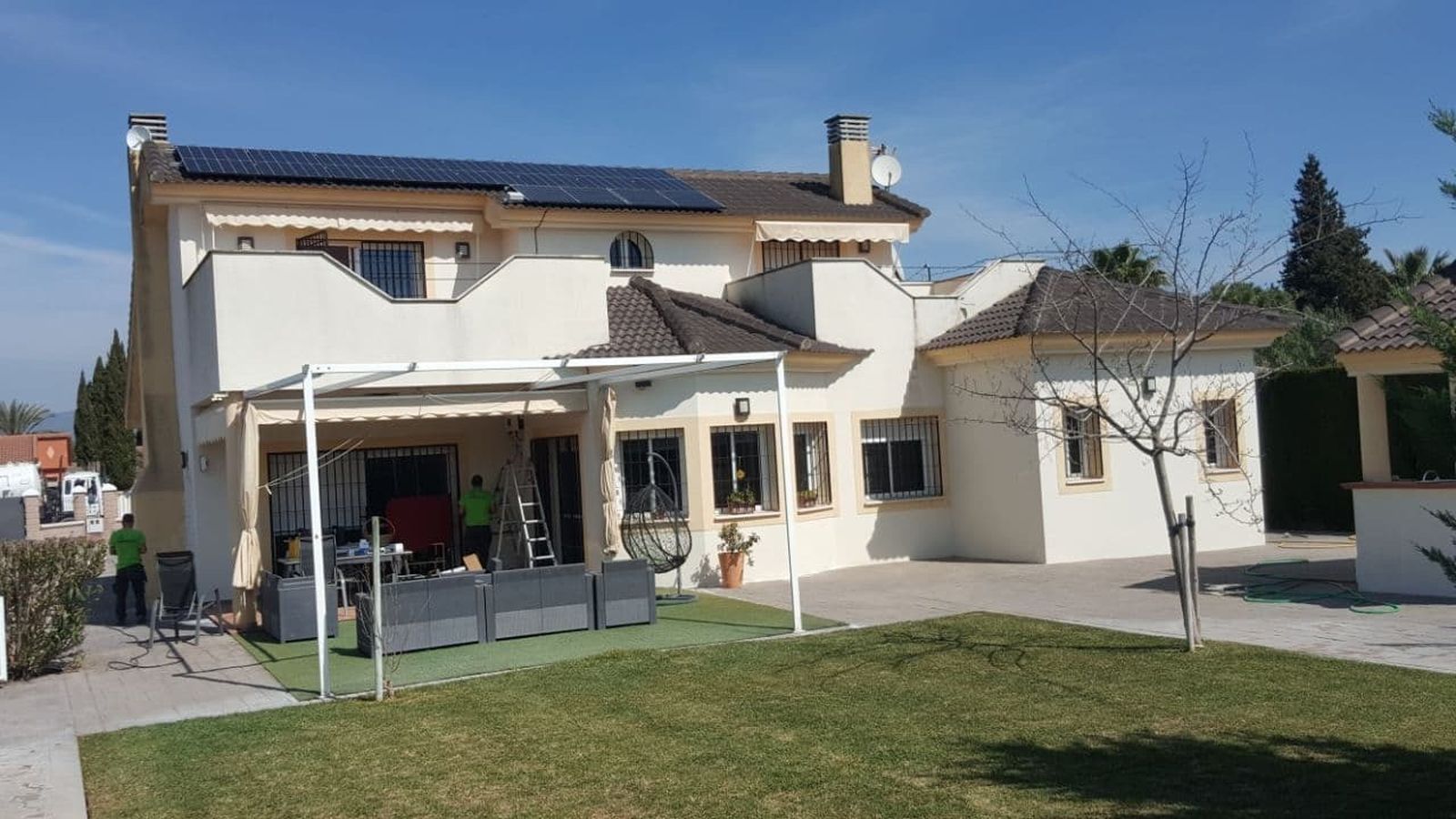 Instalación de placas solares en el tejado de una vivienda de Córdoba.