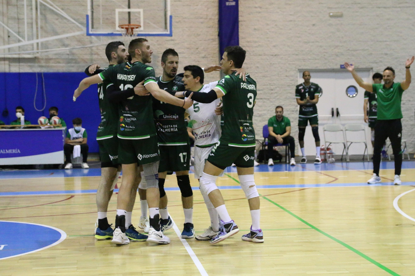 Alegría de los ahorradores tras un punto en el partido ante el Guaguas. Alegría de los ahorradores tras un punto en el partido ante el Guaguas.