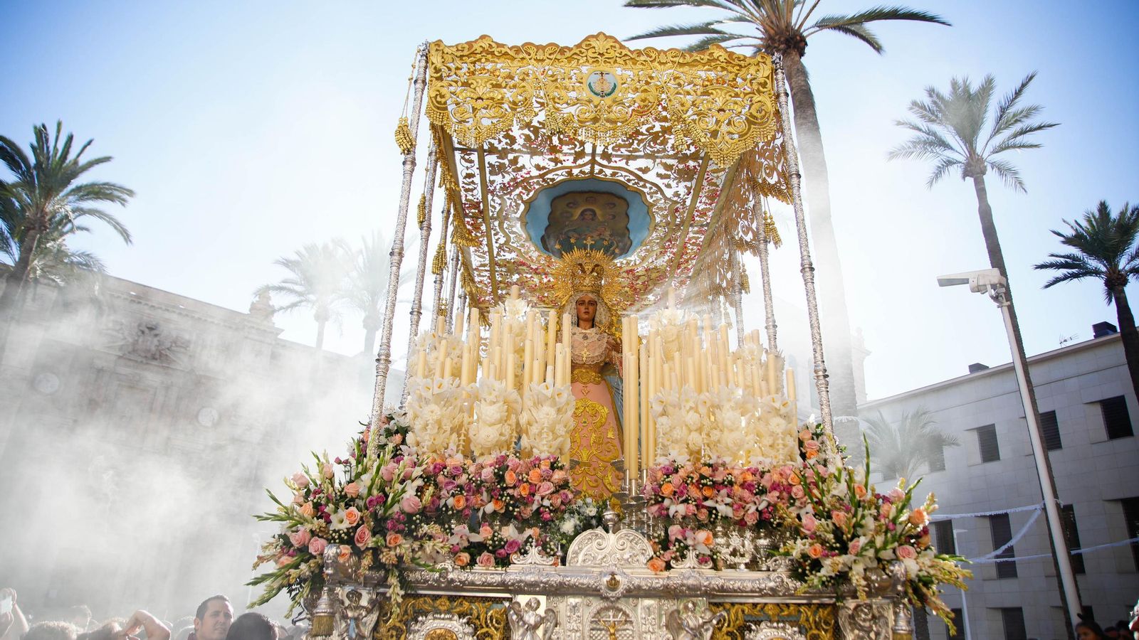 Vea la salida de la Hermandad de Los Ángeles de la Catedral de Almería