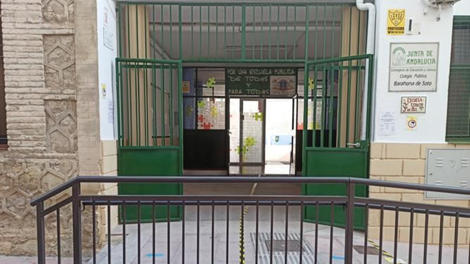 Puerta principal del colegio Barahona de Soto, a dos días del inicio del curso escolar