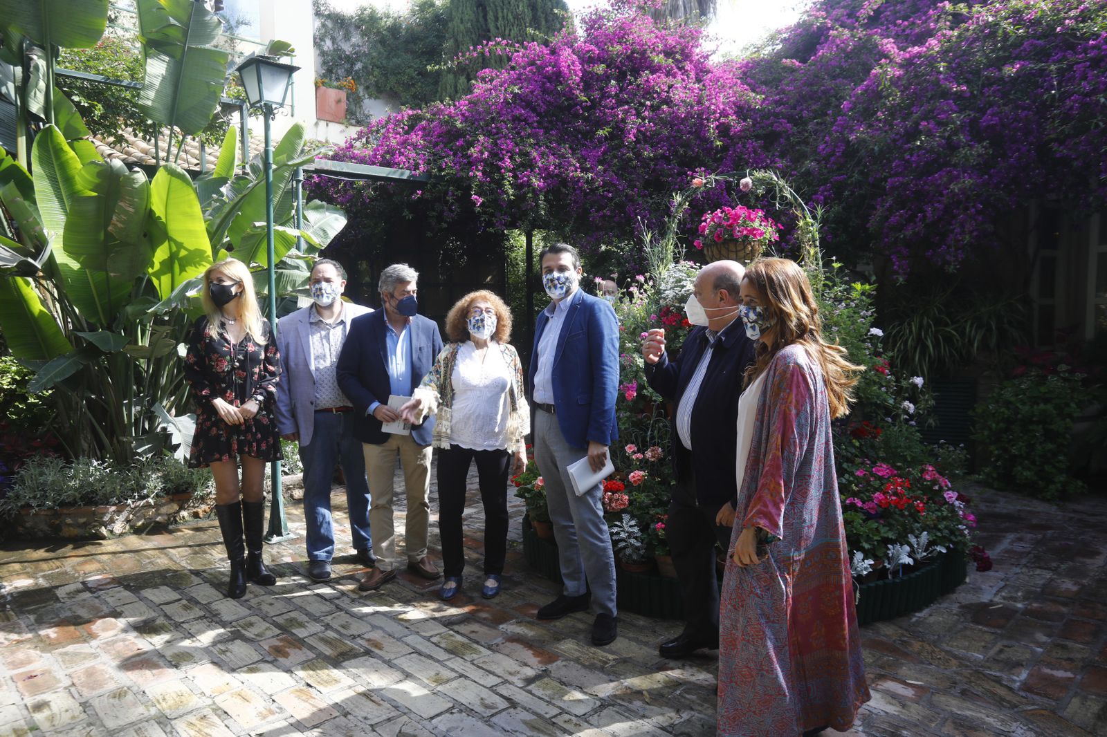 Foto de familia de la presentación de la edición de los Patios en Plaza de las Tazas, 11.