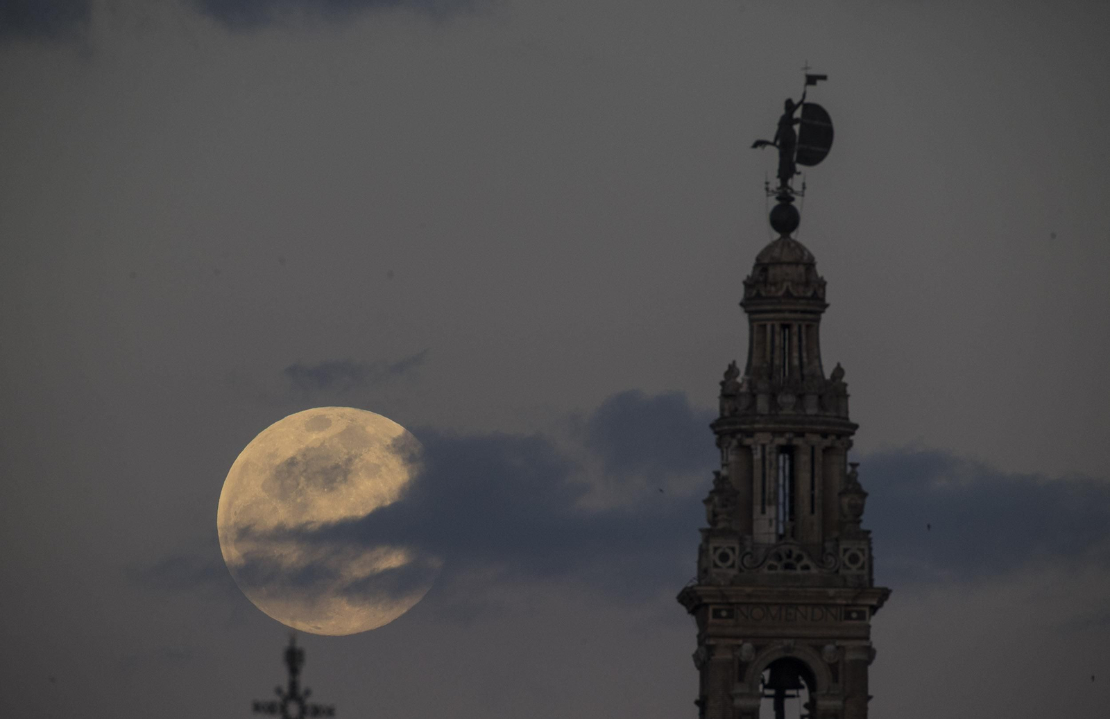 Las imágenes de la superluna de marzo en Sevilla