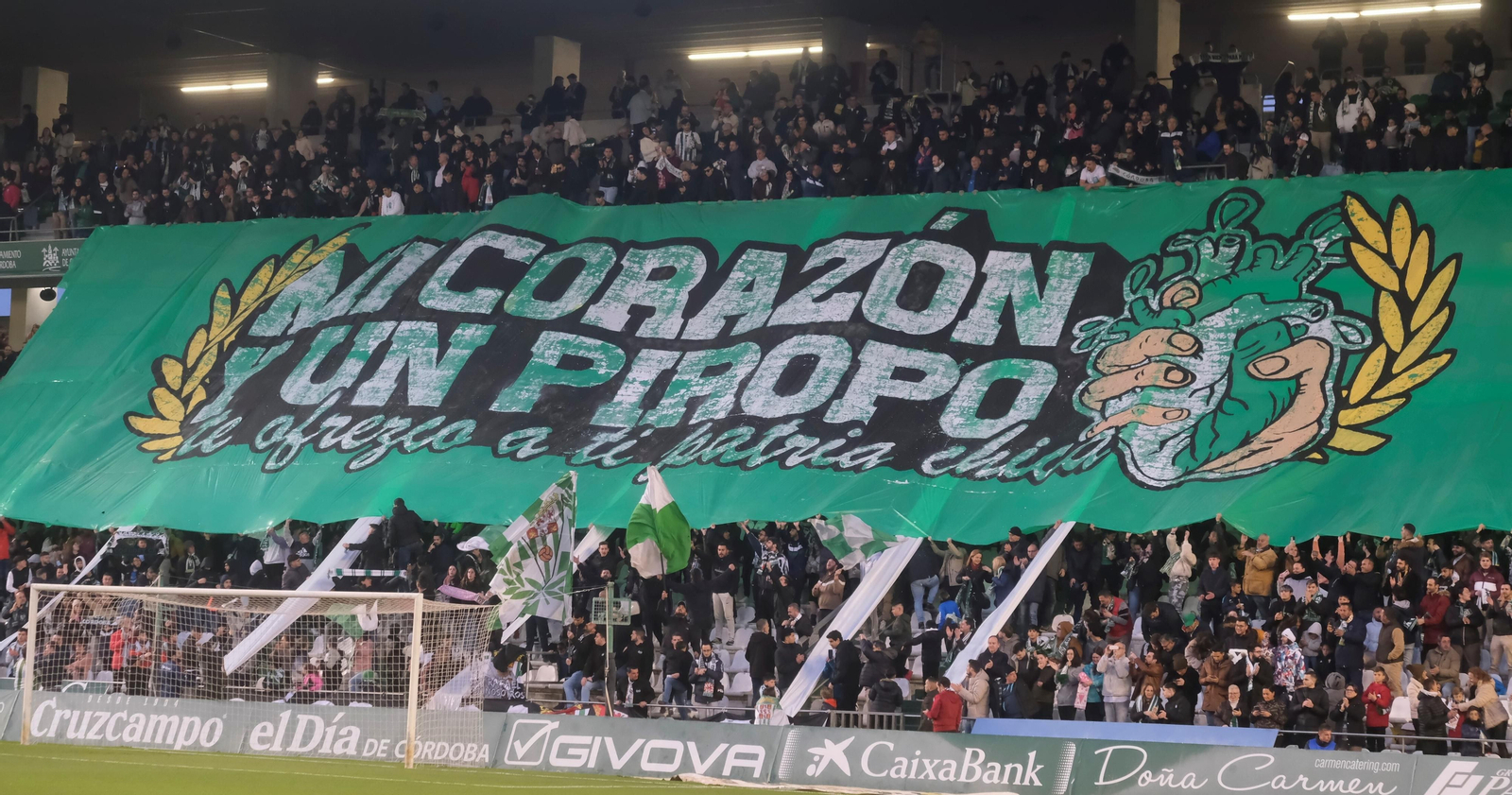 Un tifo desplegado en el Fondo Sur de El Arcángel durante el Córdoba CF - Real Madrid Castilla.