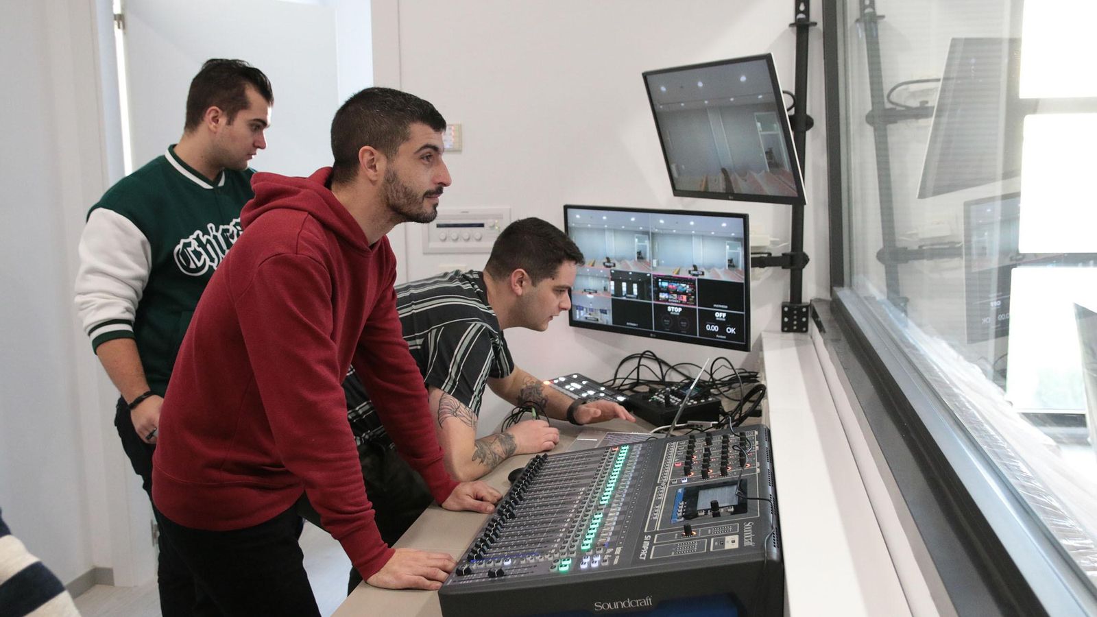 Los técnicos se afanan en tener a punto toda la instalación tecnológica tanto en los despachos como en las aulas y en la Sala de Grados o Conferencias.