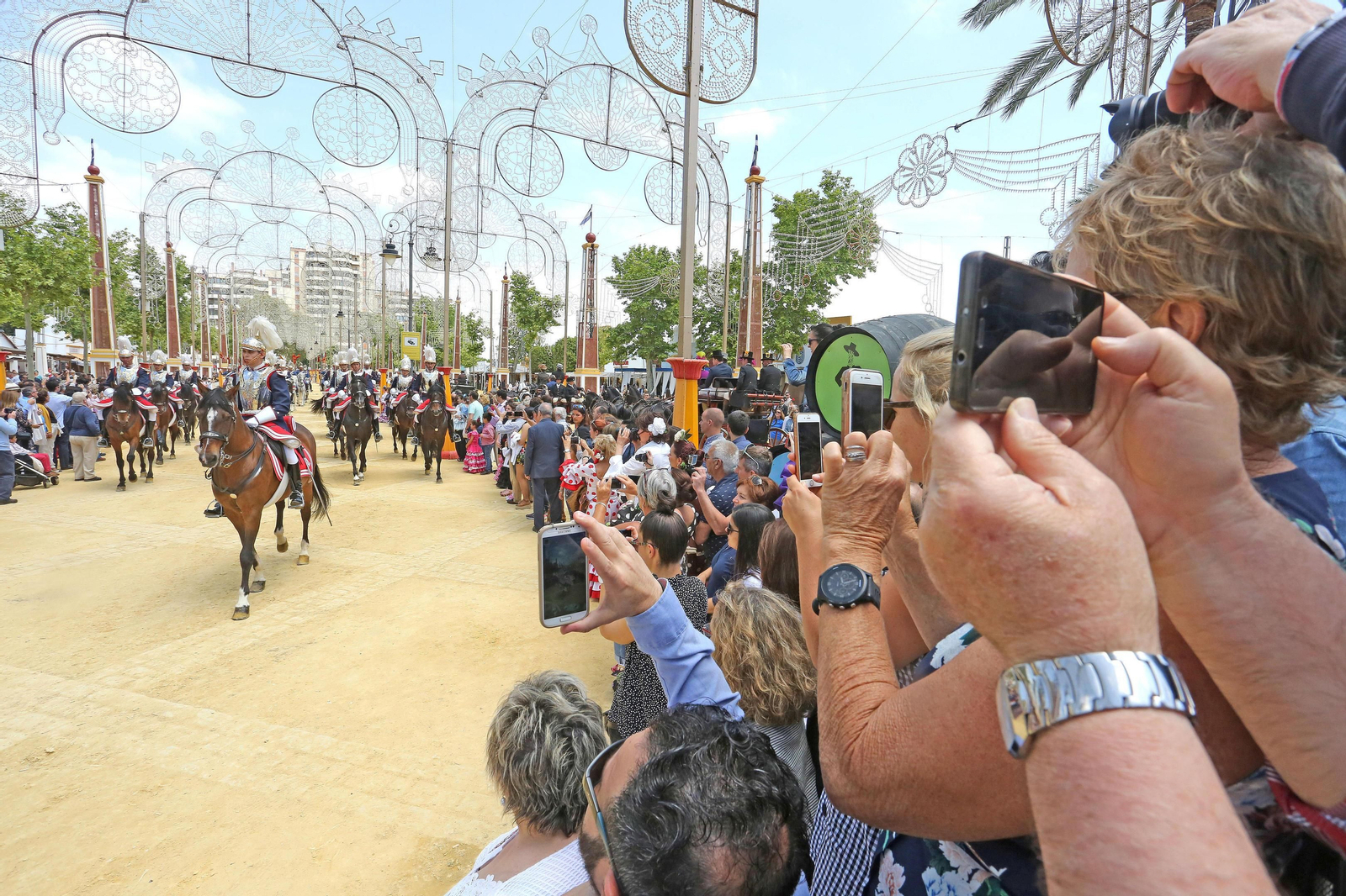 Muchas personas disfrutaron ayer de la presencia de la Guardia Real en el González Hontoria e inmortalizaron el momento con las cámaras de sus móviles.