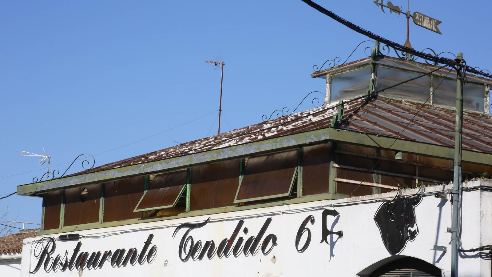 Foto tomada esta semana del 'Tendido 6' desde la calle Zaragoza en la que se puede ver el deteriorado estado de la montera.
