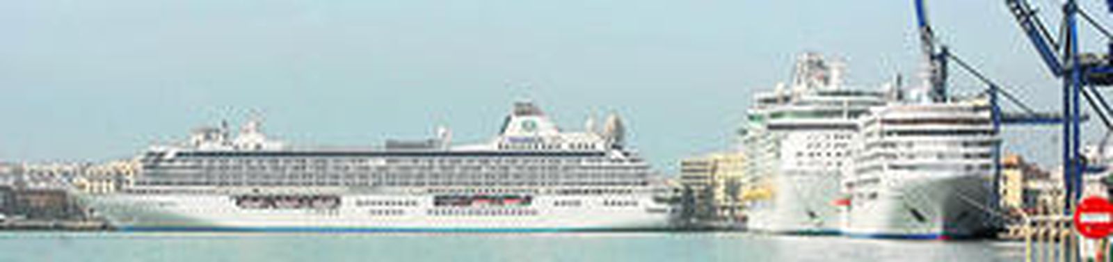 El 'Liberty of the Seas', el 'Crystal Serenity' y el 'Silver Spirit' compartieron ayer dársena en el puerto de Cádiz.