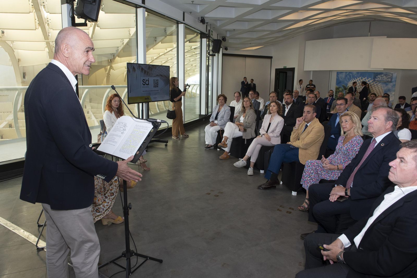El alcalde durante la presentación del programa.