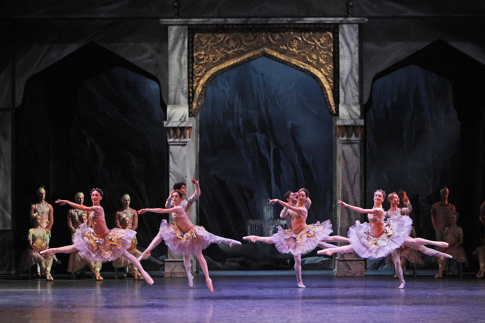 Las imágenes de 'La Bayadera' del Ballet Nacional Checo, en el Teatro de la Maestranza