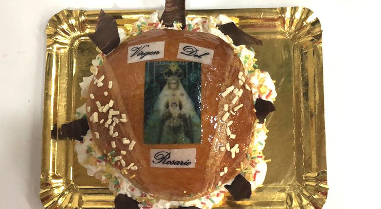 La pastelería La Nueva Gloria crea un pastel dedicado a la Virgen del Rosario