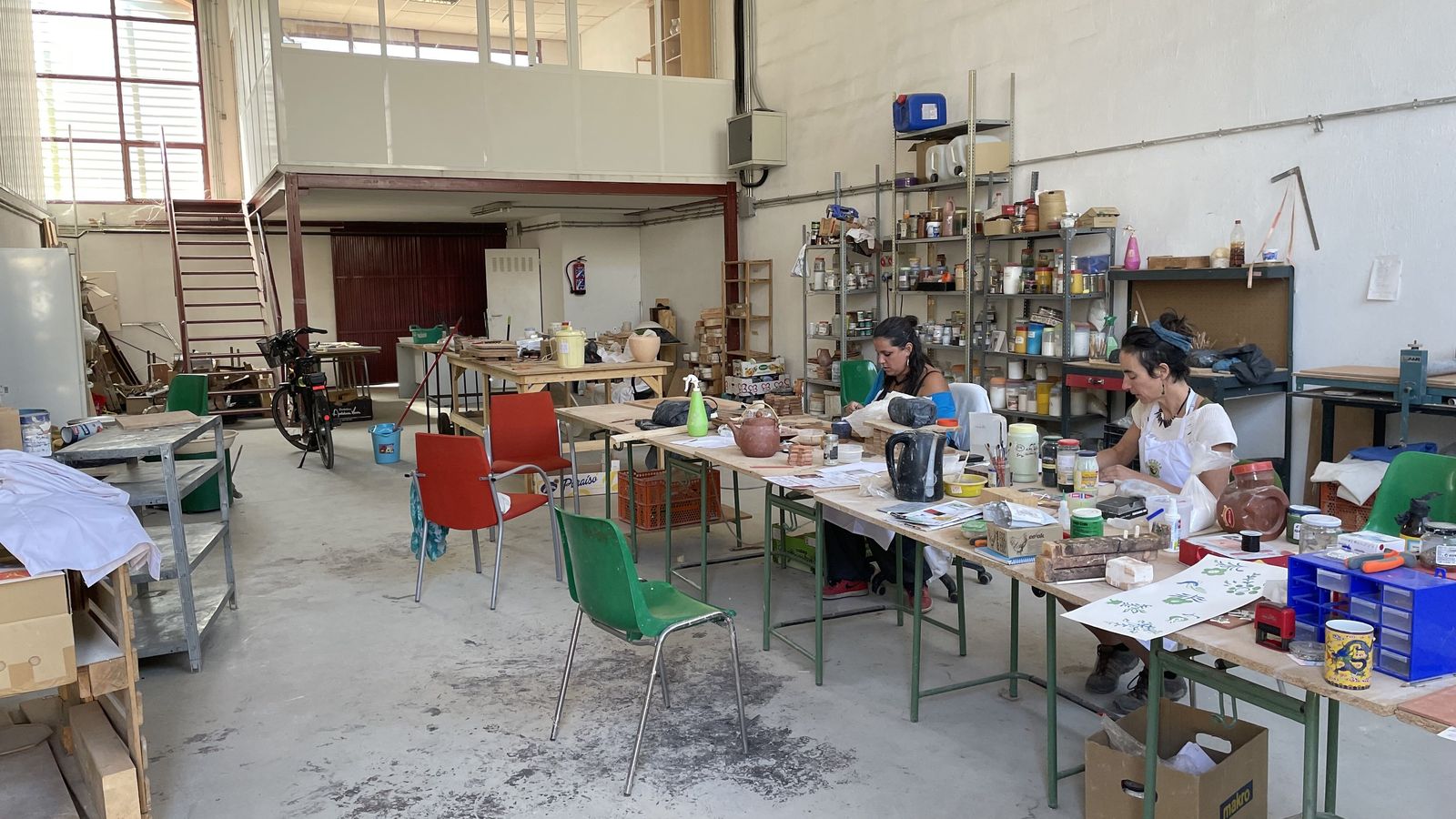 Alba y Noelia trabajando en su taller