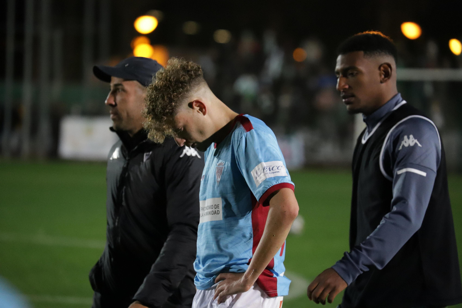 El ex sevillista Simo, cabizbajo tras la primera derrota del Córdoba.