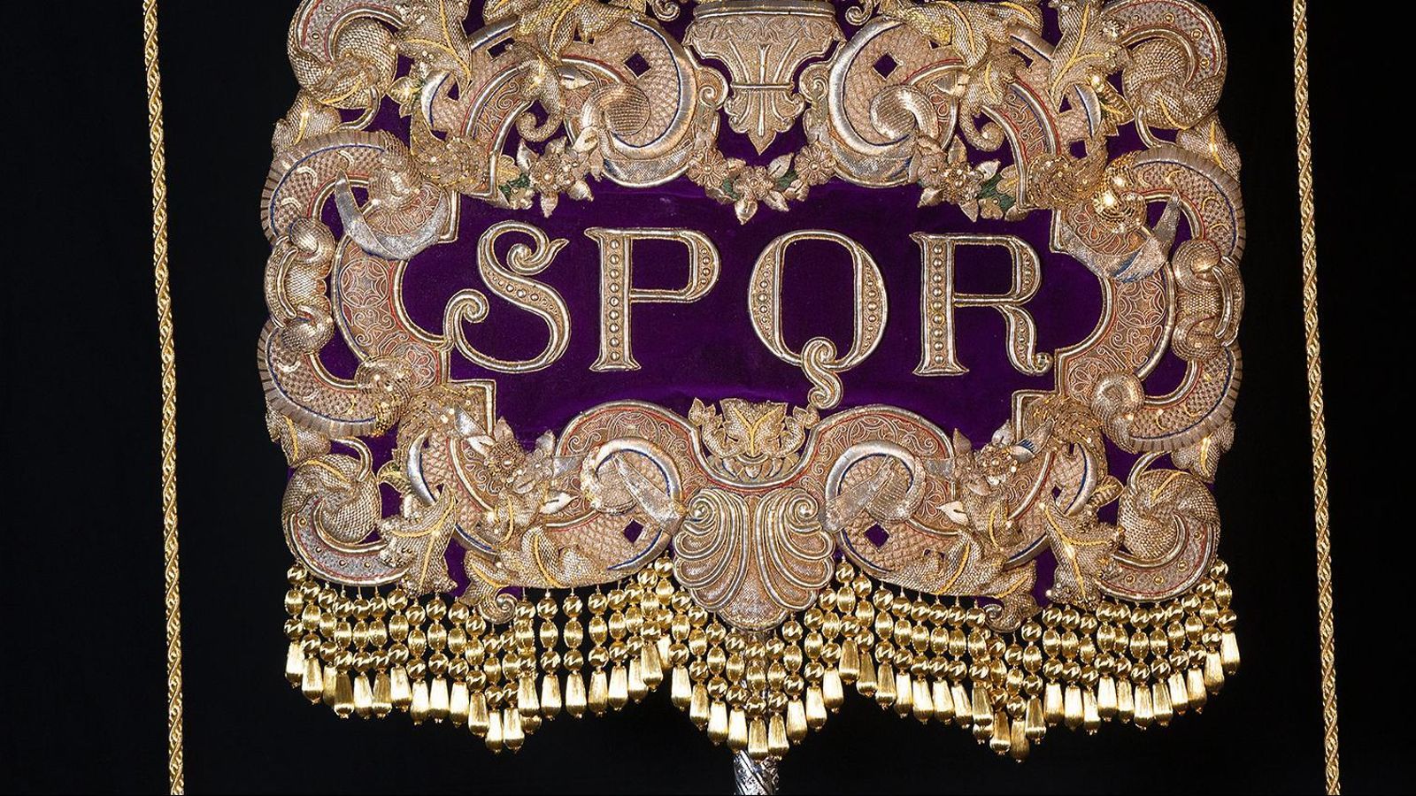 Estandarte de la Hermandad de la Macarena de Sevilla