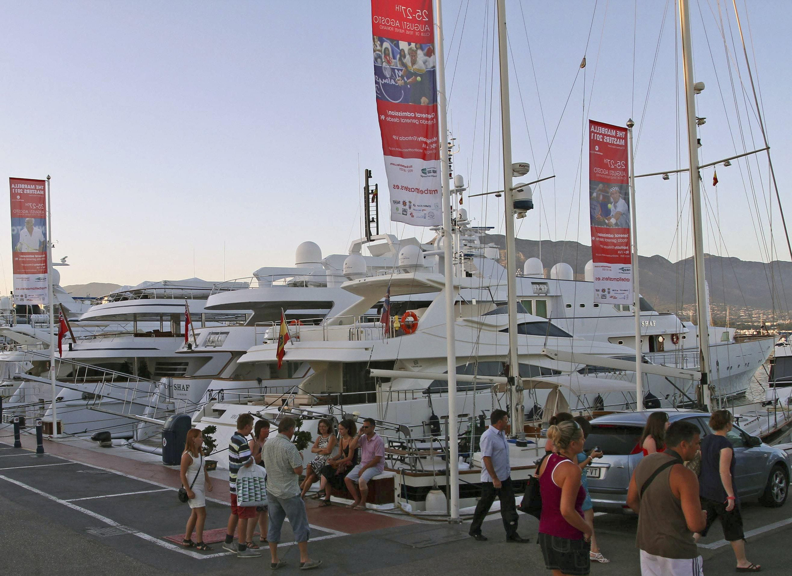 Varios viandantes en el muelle de Benabola, en Puerto Banús.