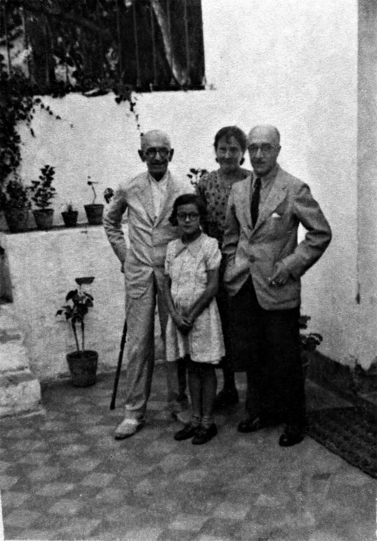 Granada, 1939: la pequeña Isabel en compañía de sus padres y de Manuel de Falla.