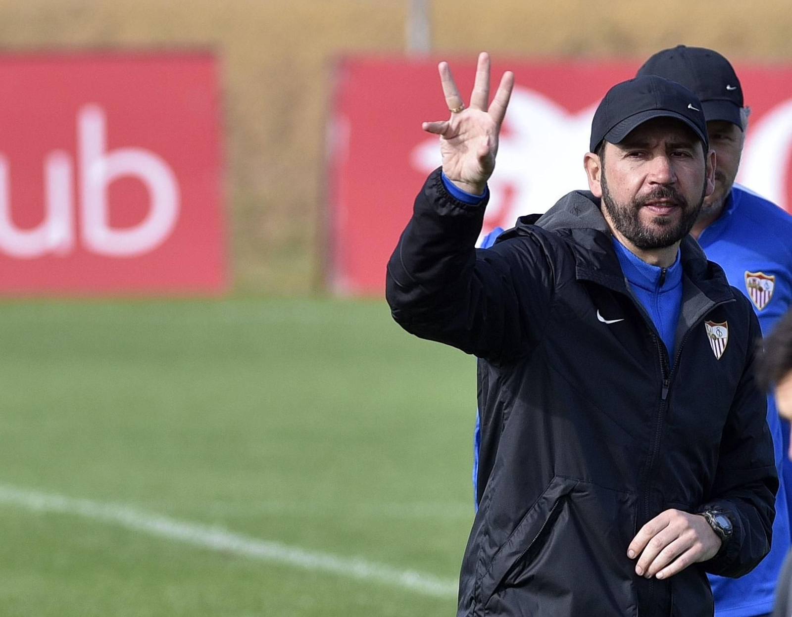 Pablo Machín, entrenador del Sevilla, hace un gesto en un entrenamiento.