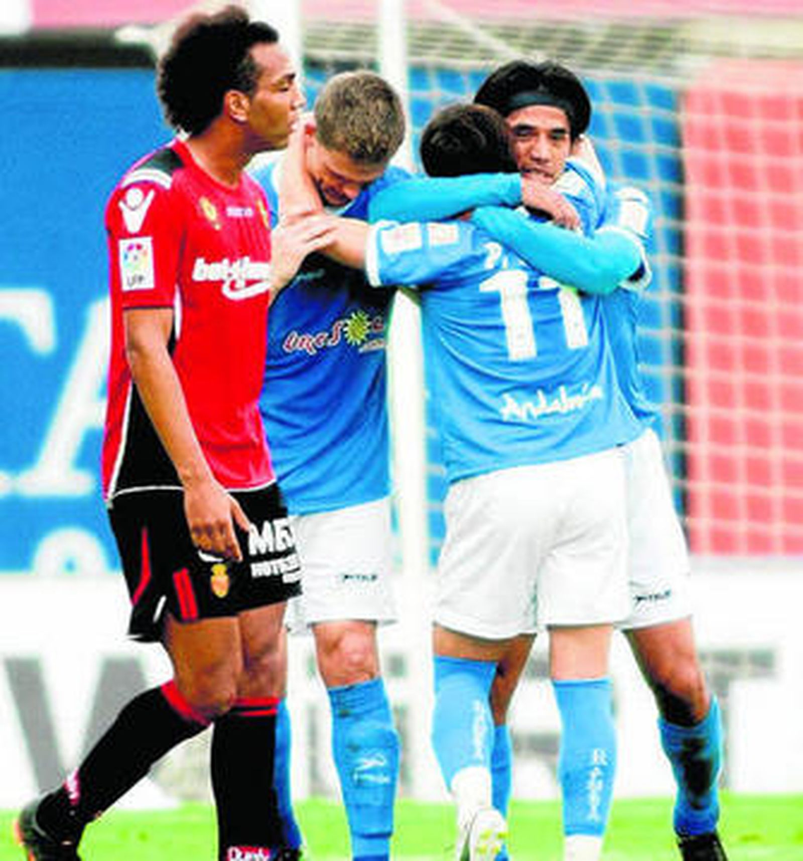 Los jugadores del Almería se abrazan en presencia de Nsue.