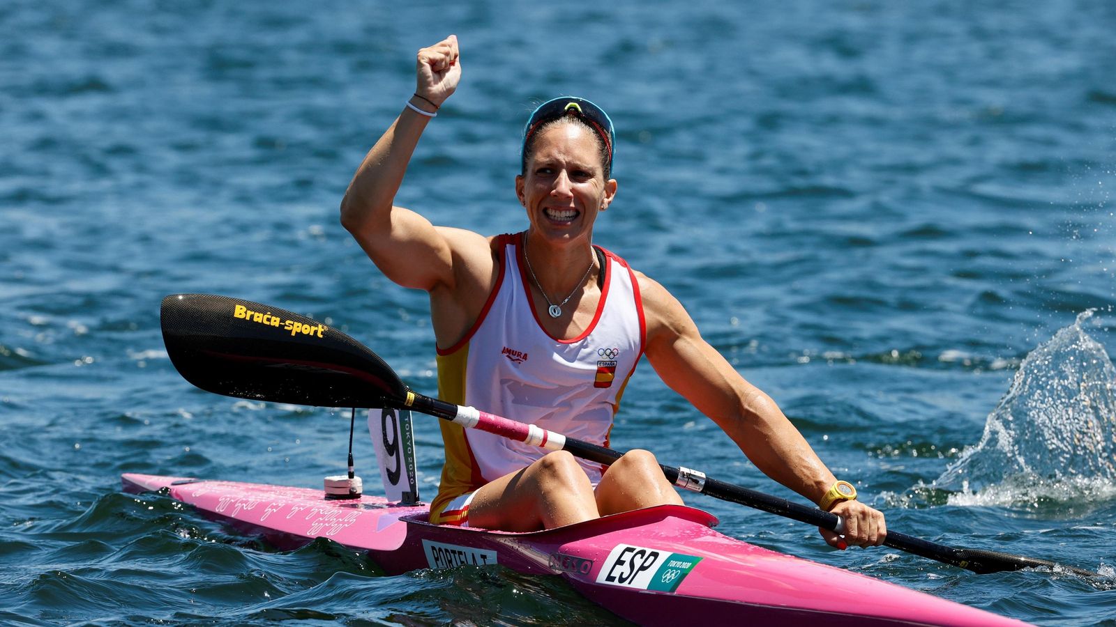 Portela celebra el segundo puesto en el agua.