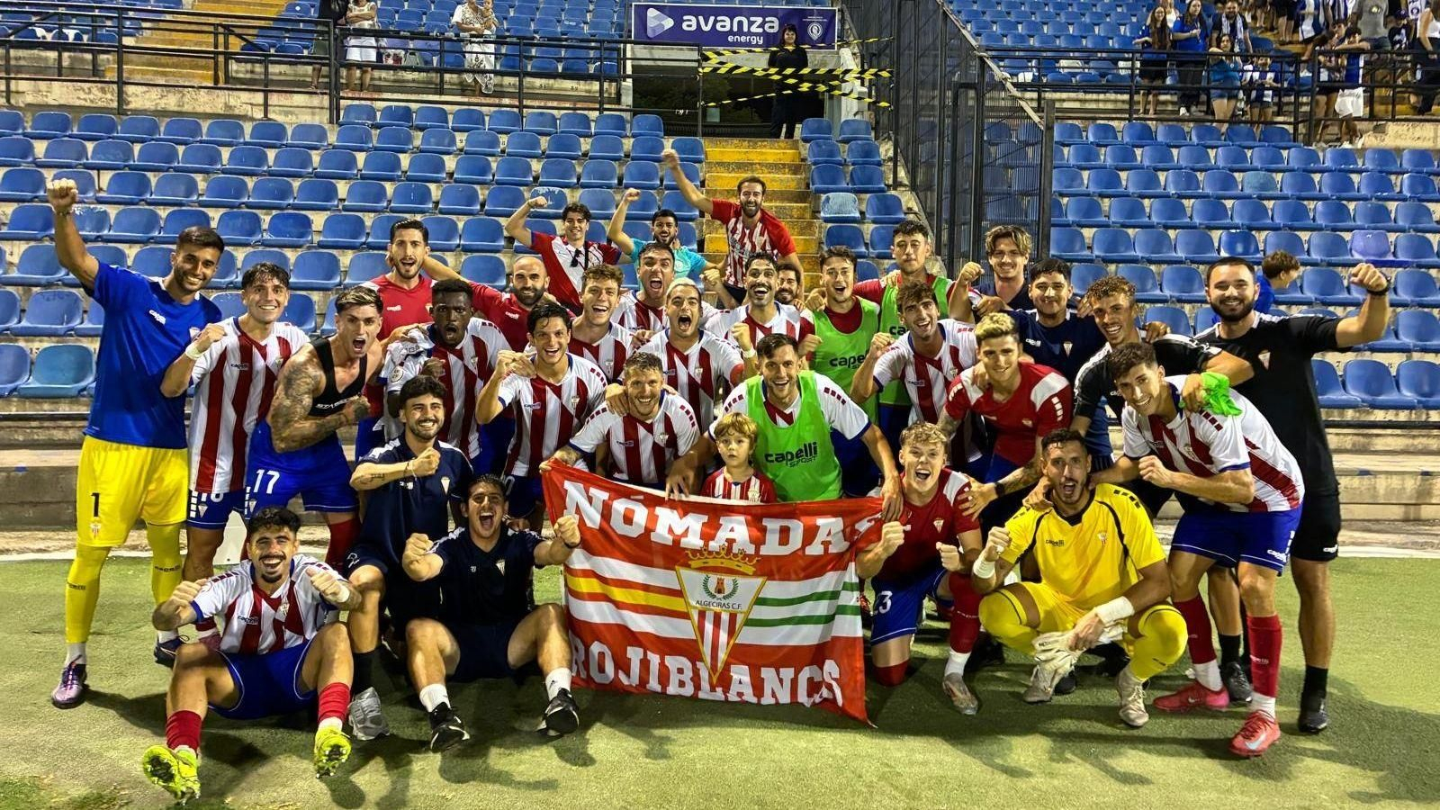 El Algeciras celebra su victoria en el Rico Pérez de Alicante.