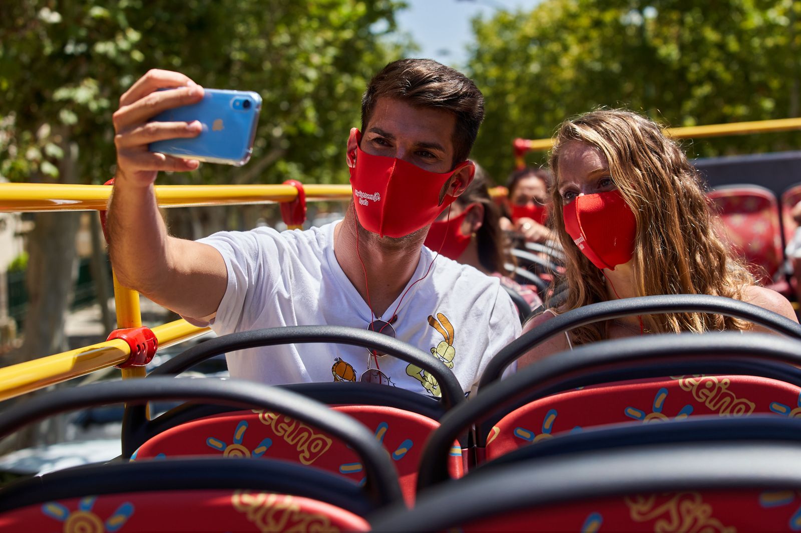 Dos jóvenes en un autobús turístico de City Sightseeing Sevilla, que este festivo oferta por 3 euros tours a los sevillanos.