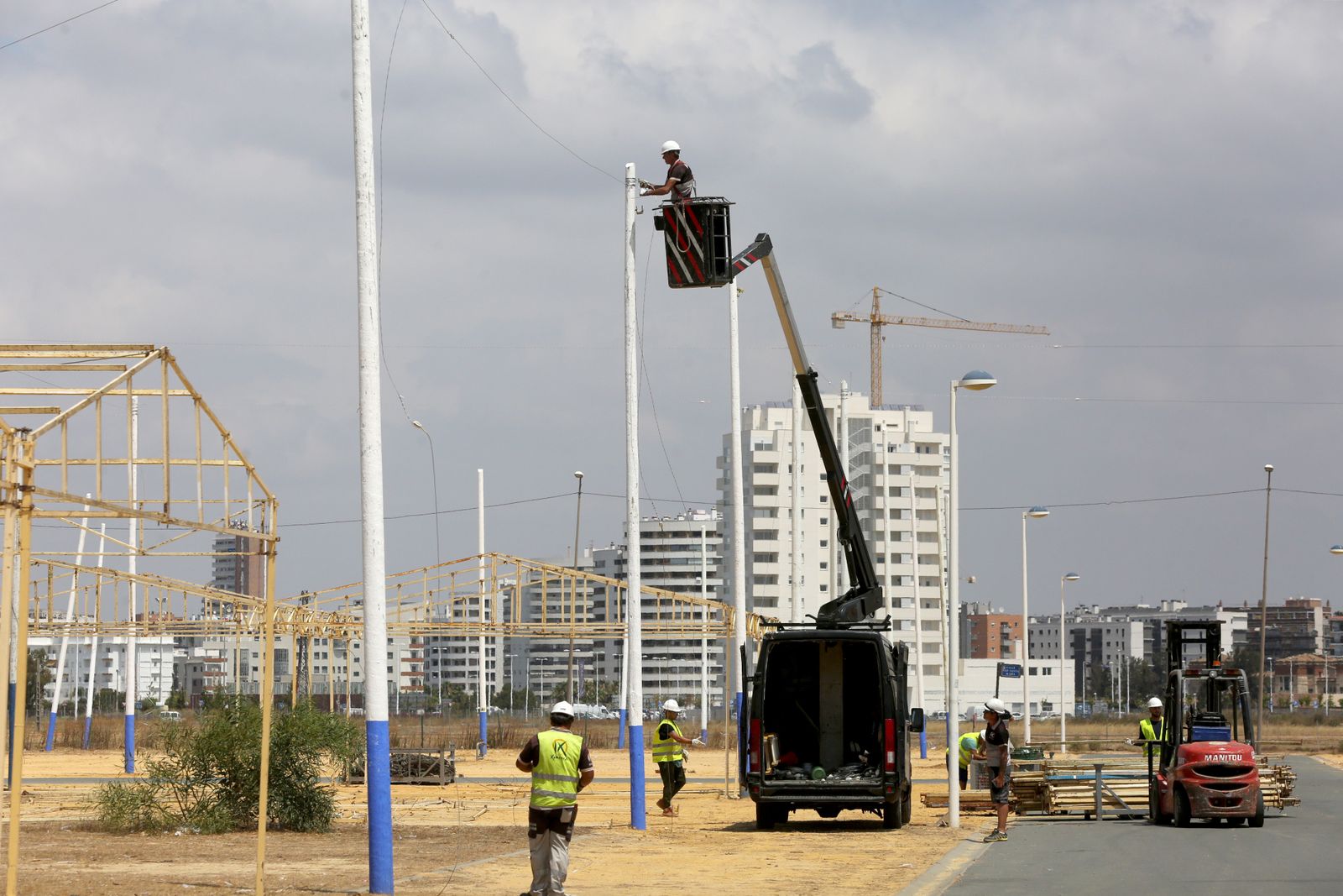 Preparación del recinto ferial para la celebración de las Colombinas 2019 en imágenes