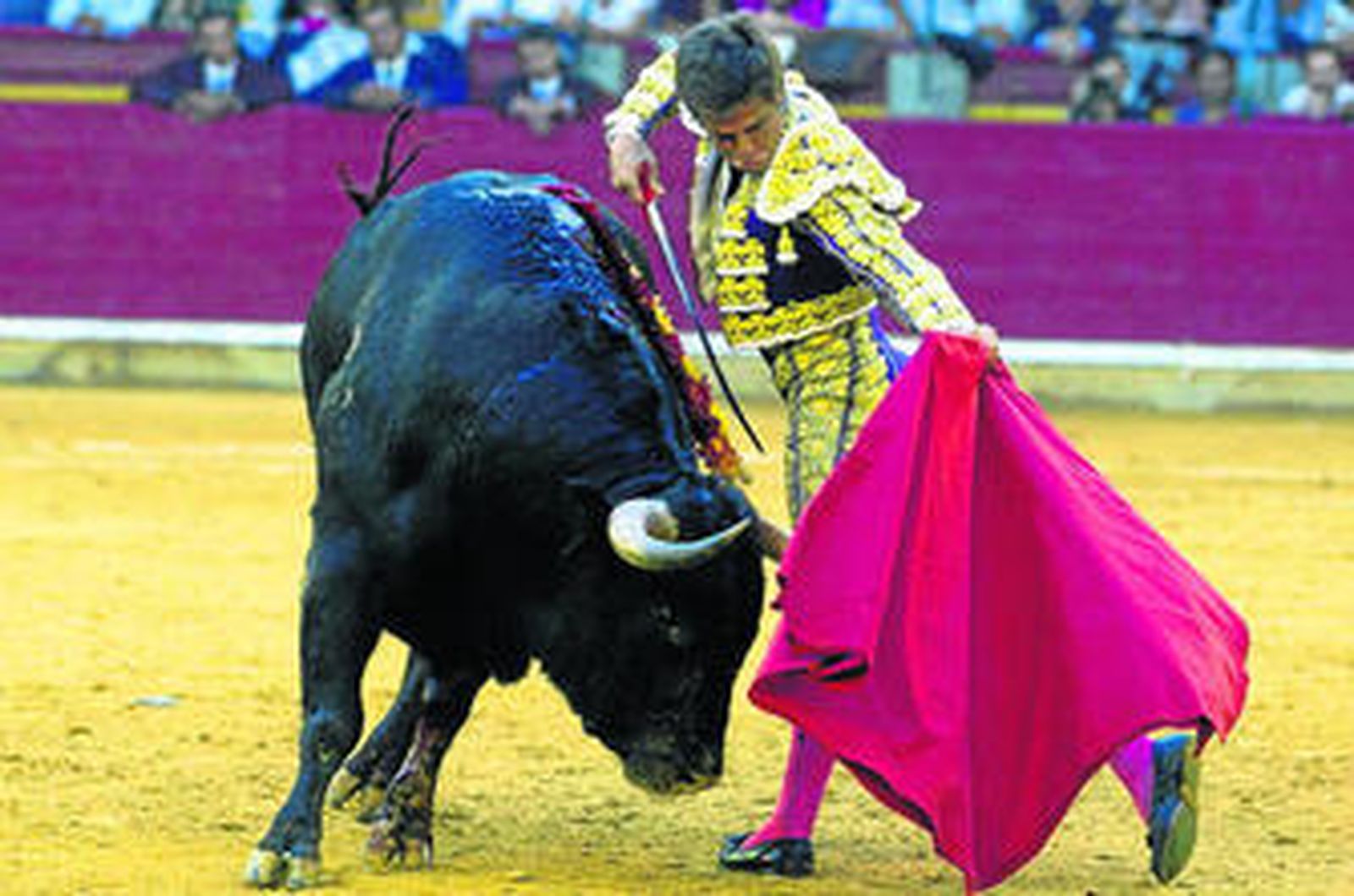 El Juli, ante el segundo de su lote, al que le cortó las dos orejas, toro de Daniel Ruiz, premiado con vuelta al ruedo.