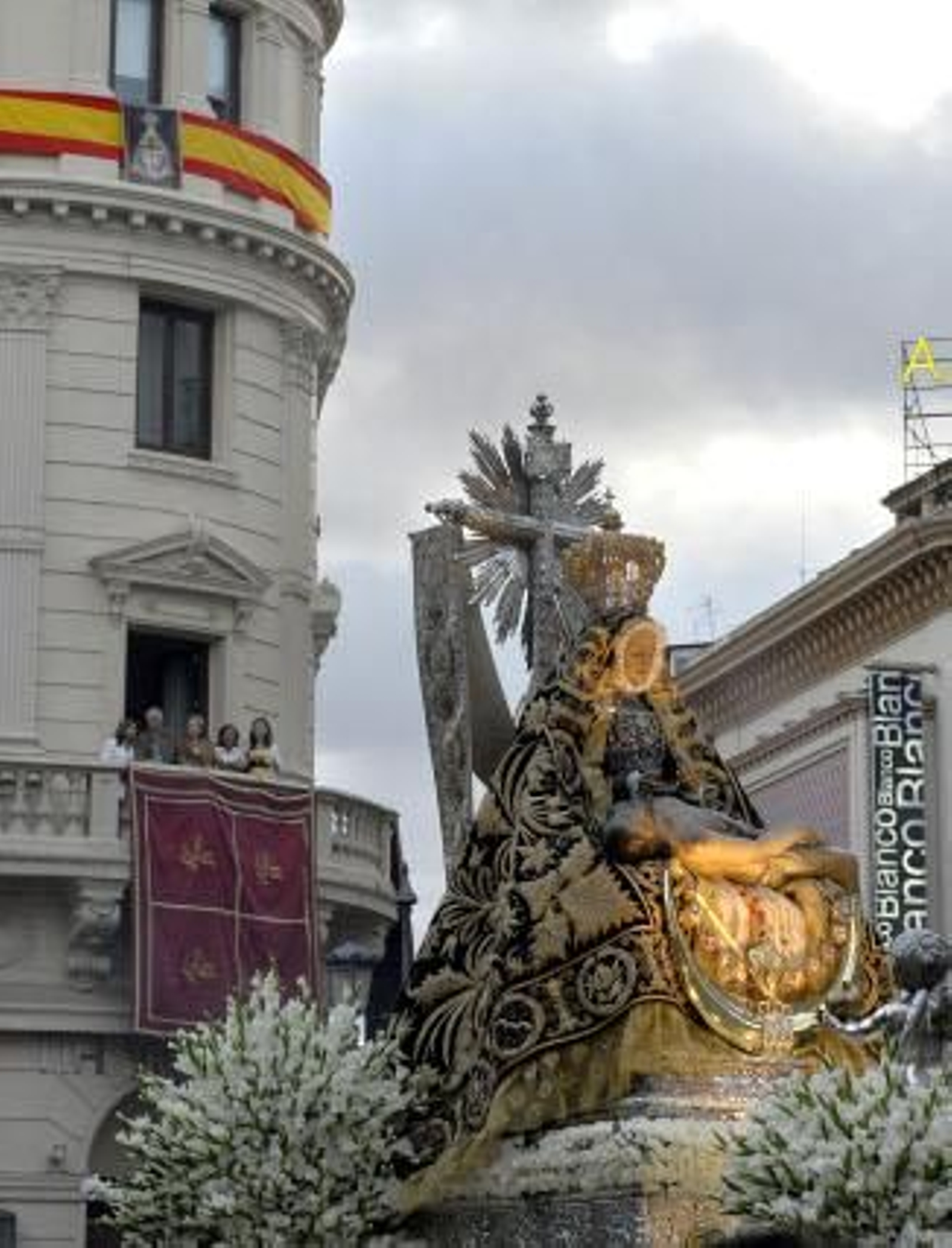 La ciudad abraza a la Virgen