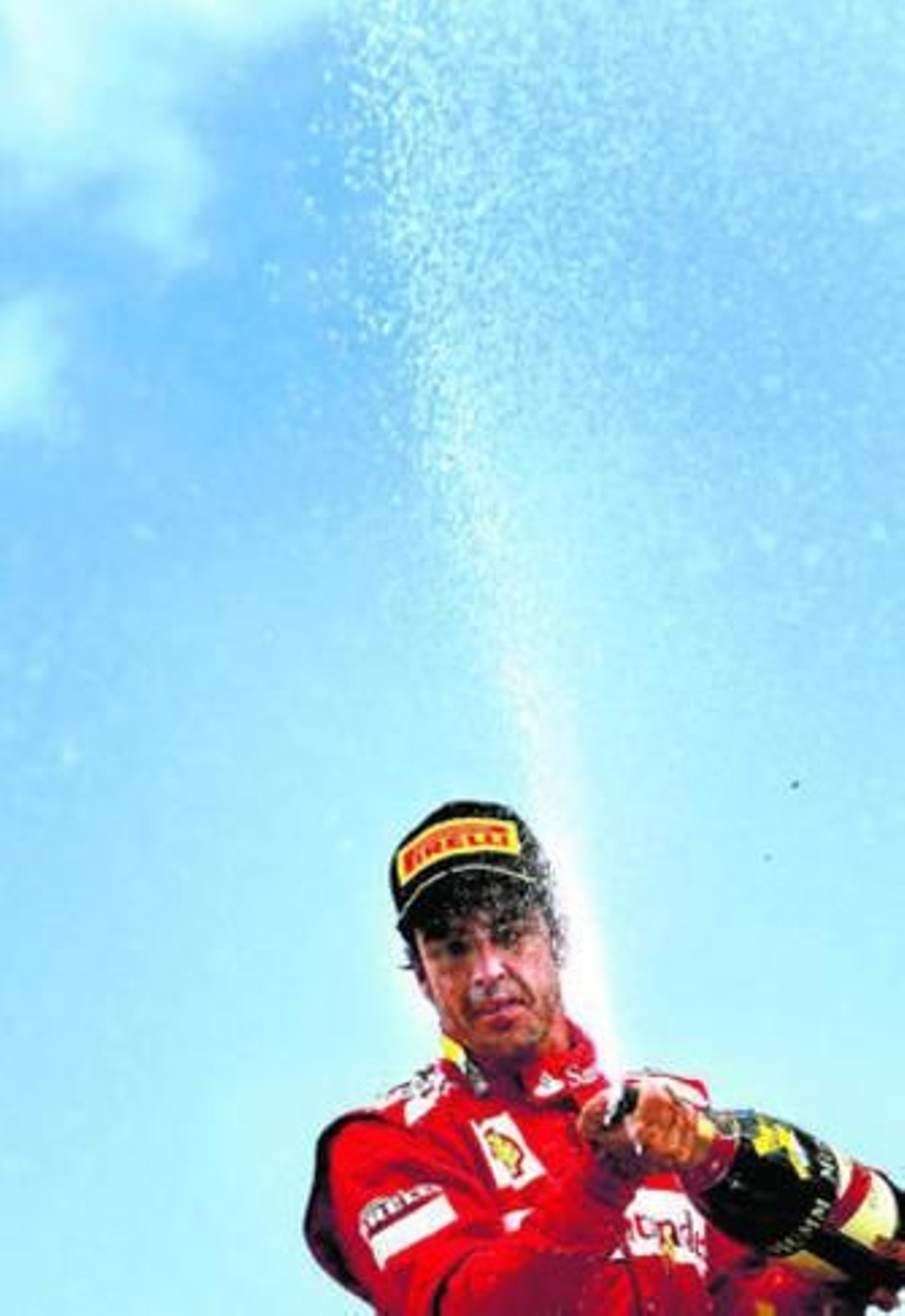 Fernando Alonso celebra con champán su victoria en Alemania.