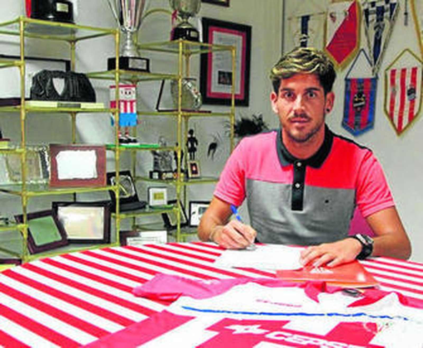 Manzano rubrica su contrato, ayer en el Nuevo Mirador.