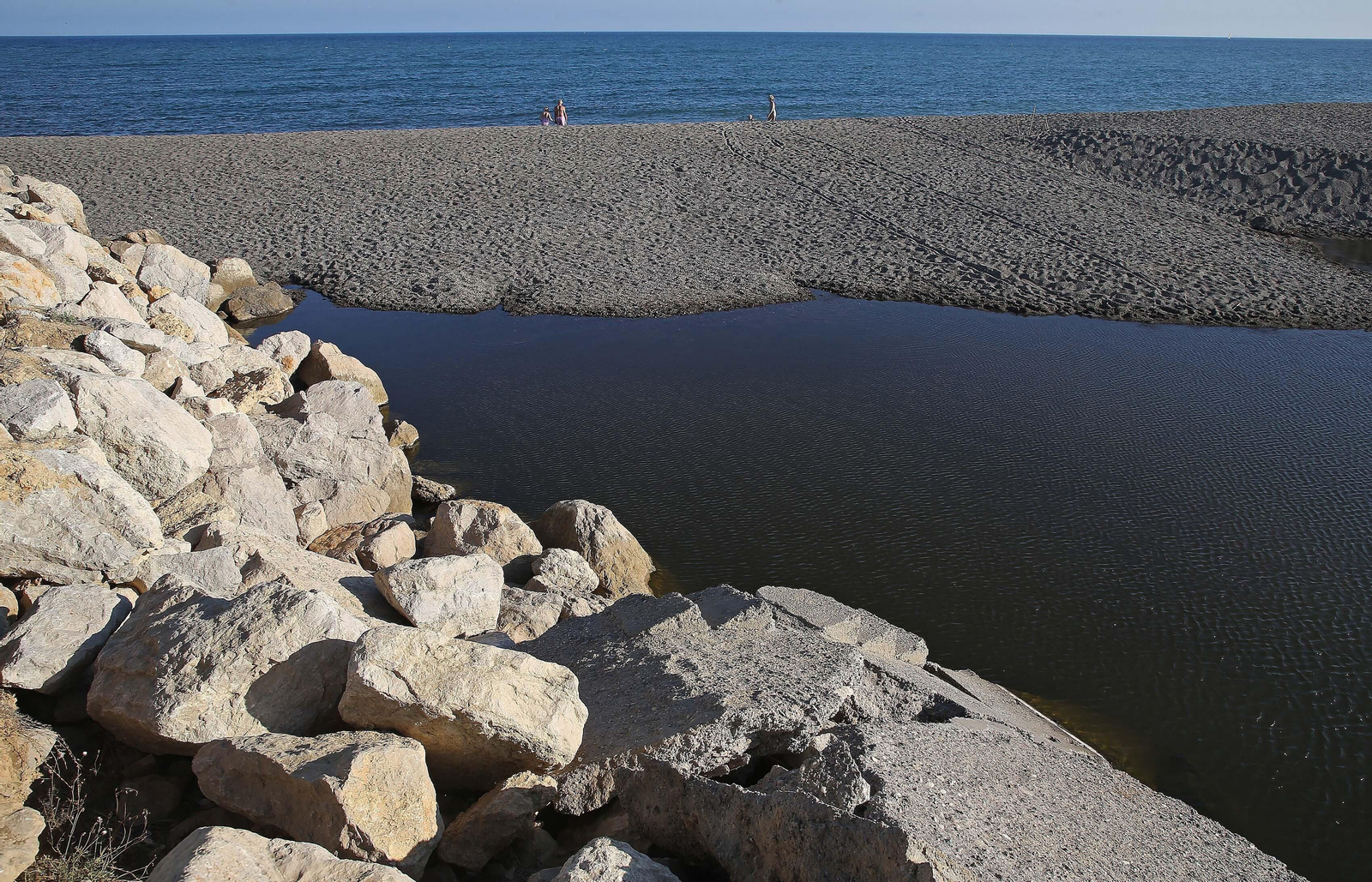 Fotos de la desembocadura del río Guadiaro taponada de nuevo