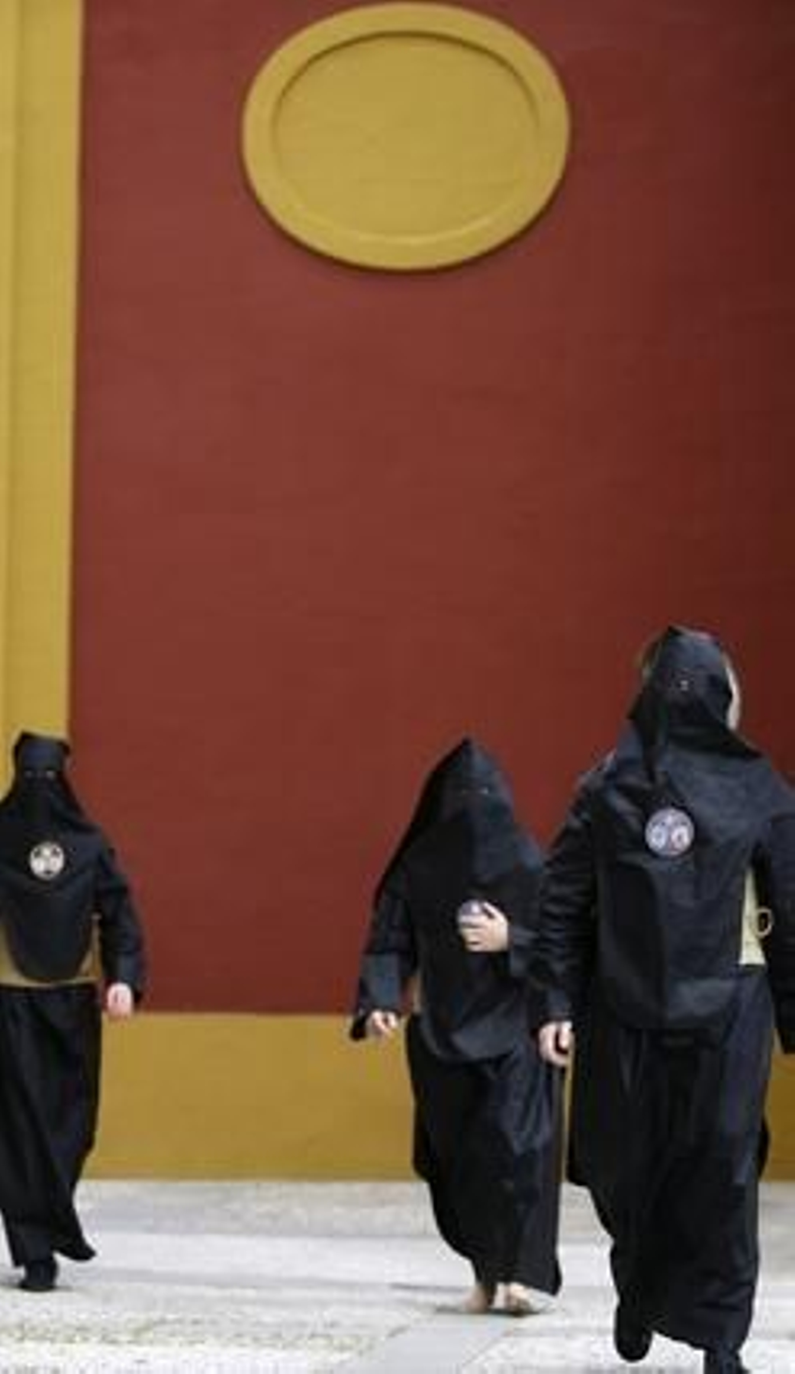 Nazarenos descalzos se aproximan a la capilla de La Universidad.

Foto: Antonio Pizarro