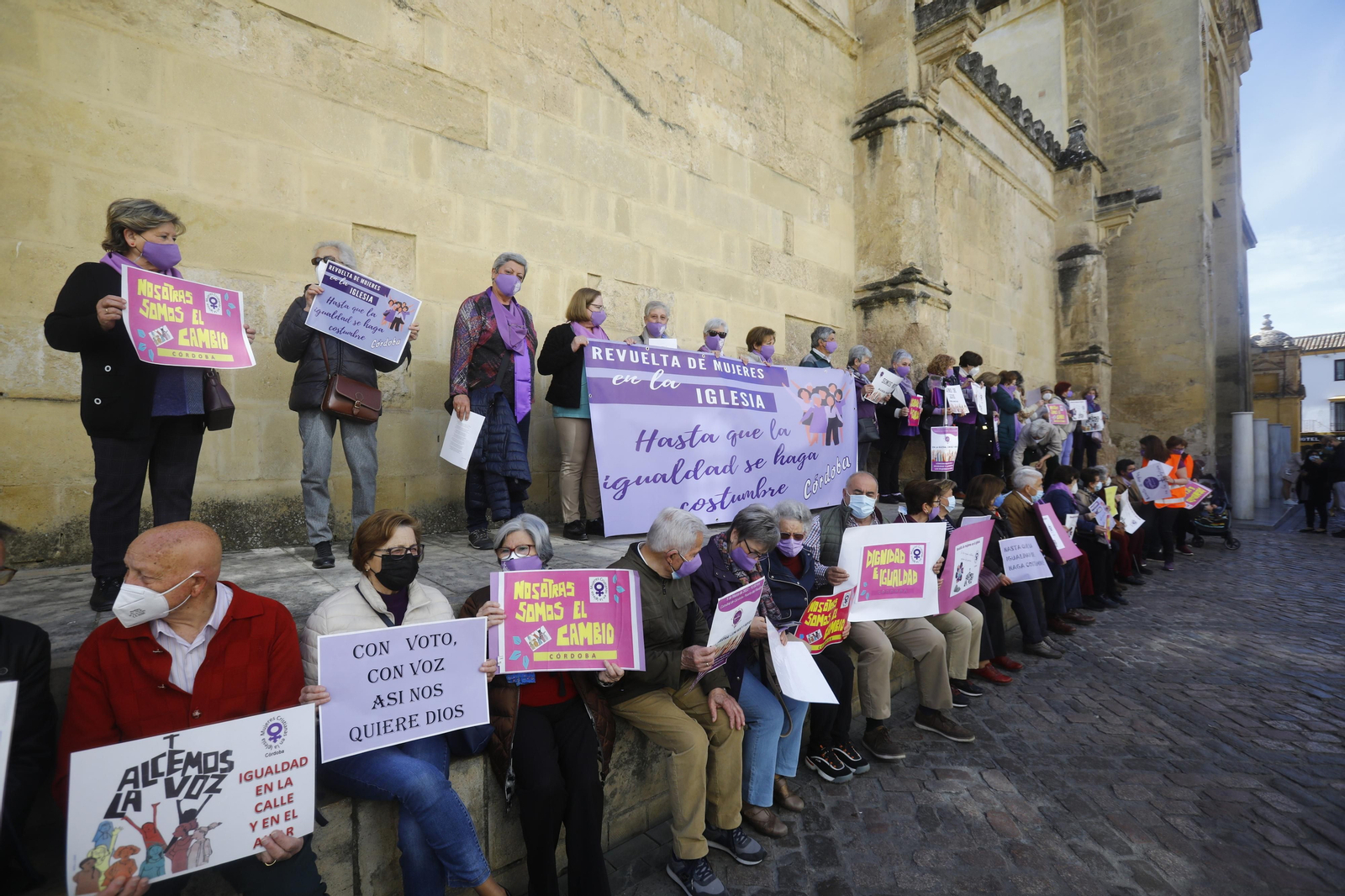 La Revuelta de Mujeres en la Iglesia de Córdoba se manifiestan para "tener voz y voto"
