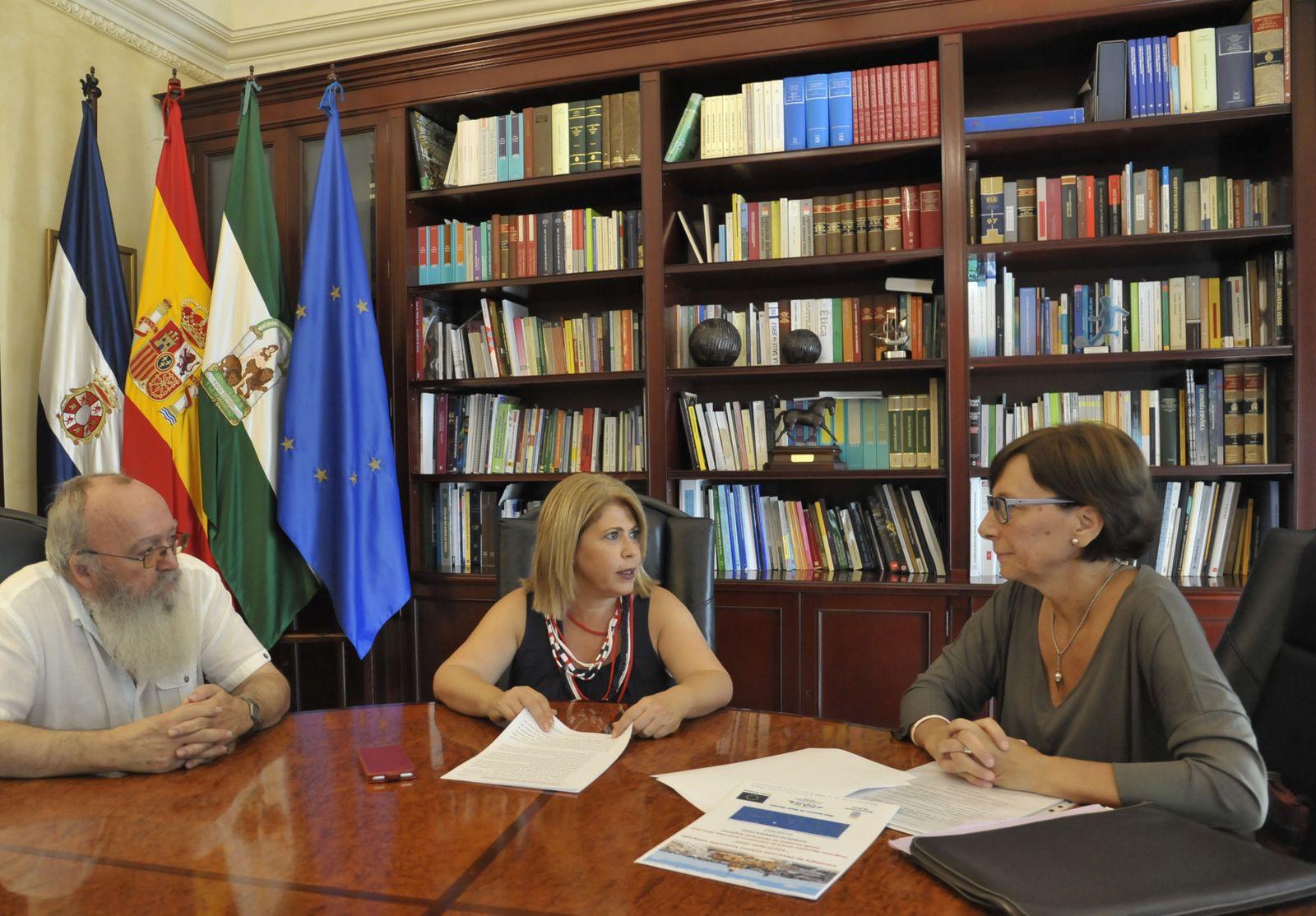 La alcaldesa dialoga con Lola Rueda ante la atenta mirada de Carmelo García Barroso.