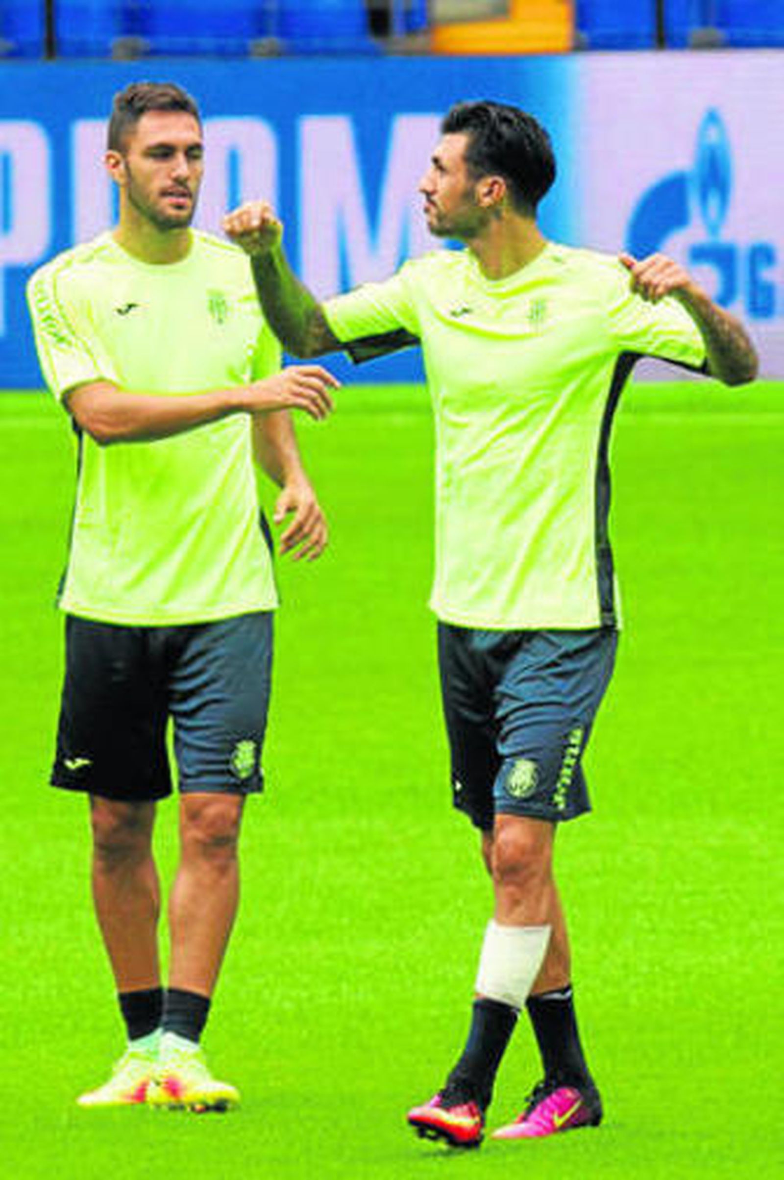 Víctor Ruiz conversa con Roberto Soriano en un entrenamiento.