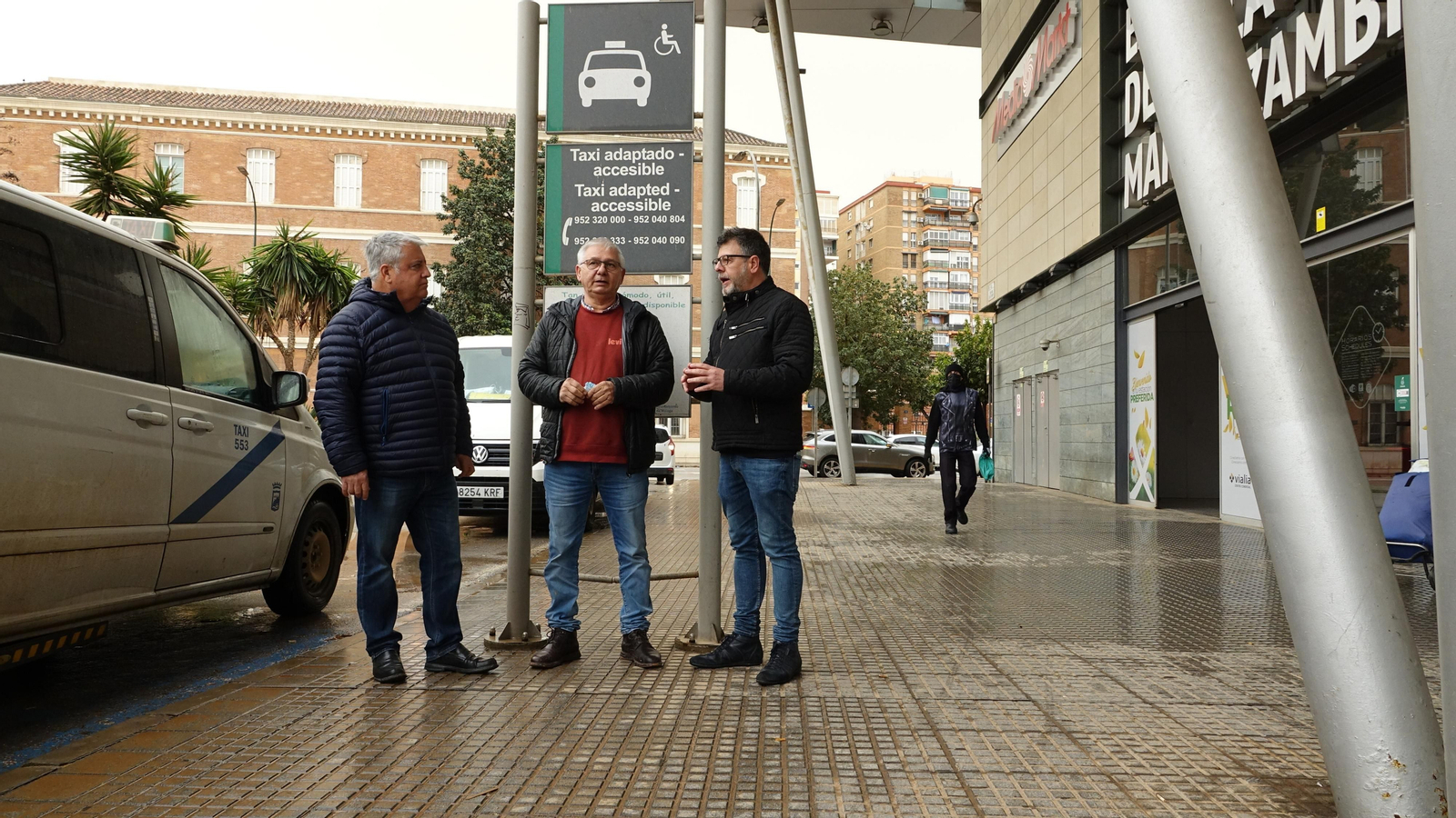 El edil socialista con representantes del sector del taxi. El edil socialista con representantes del sector del taxi.