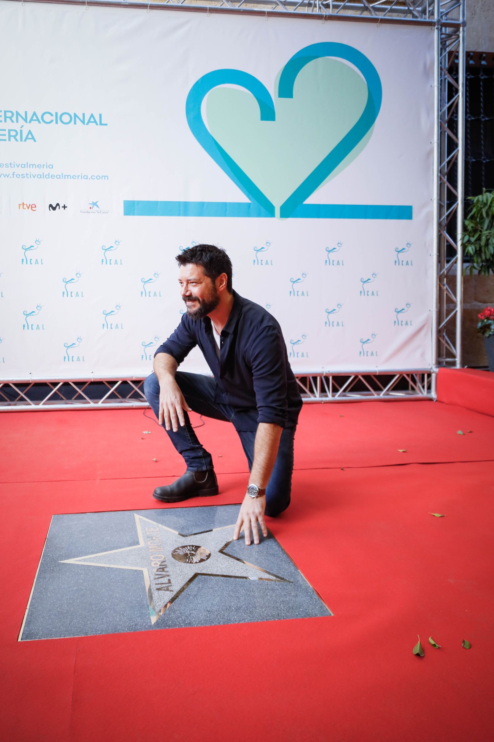 Imágenes en el paseo de la fama de Álvaro Morte