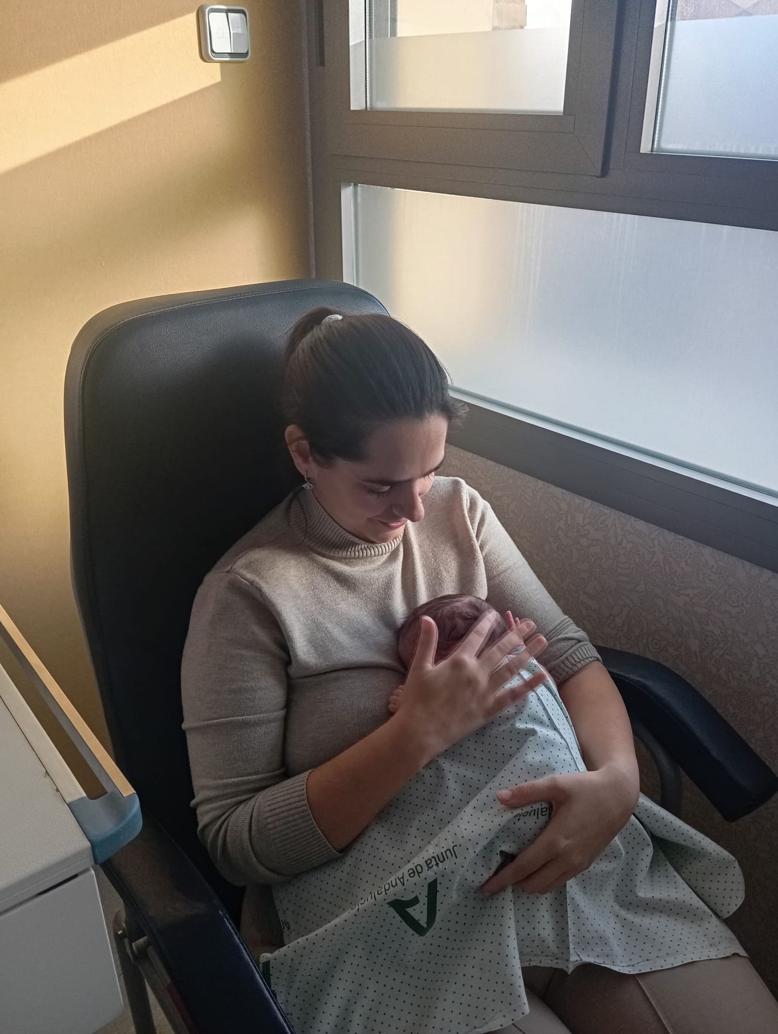 Lucía Medina arropa en sus brazos a su bebé, en una imagen reciente enel hospital.