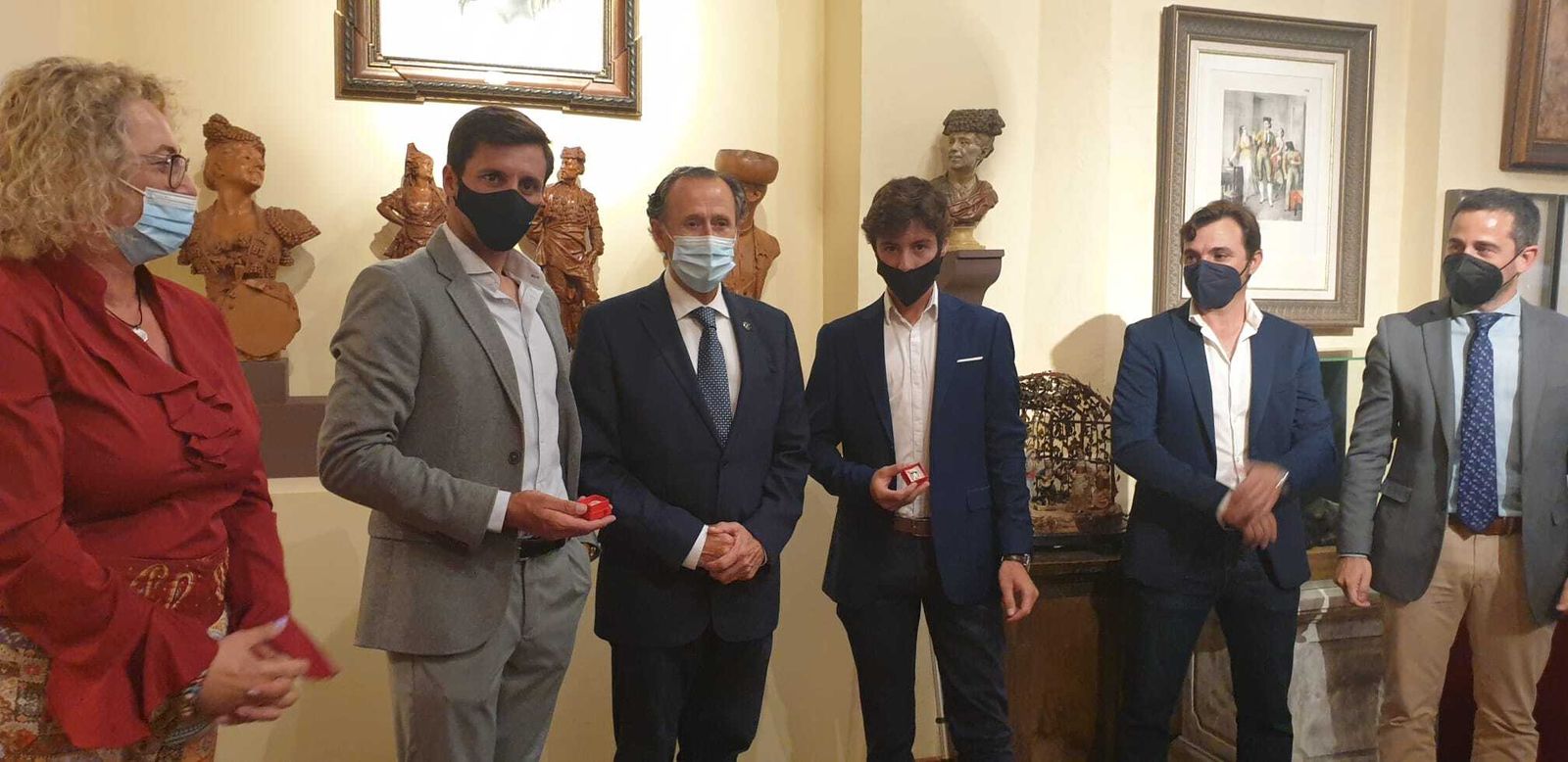 El alcalde José María Román recibe a los novilleros Francisco Montero y Christian Parejo.