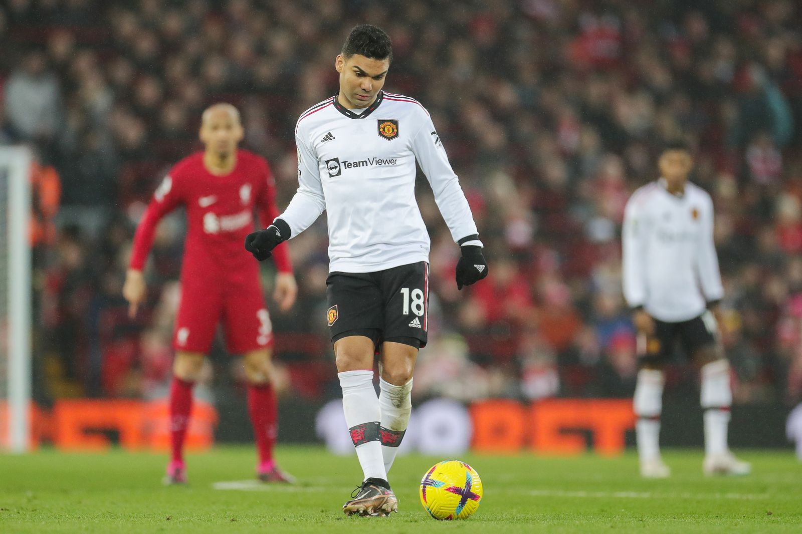 Casemiro toca el balón durante el encuentro ante el Liverpool.