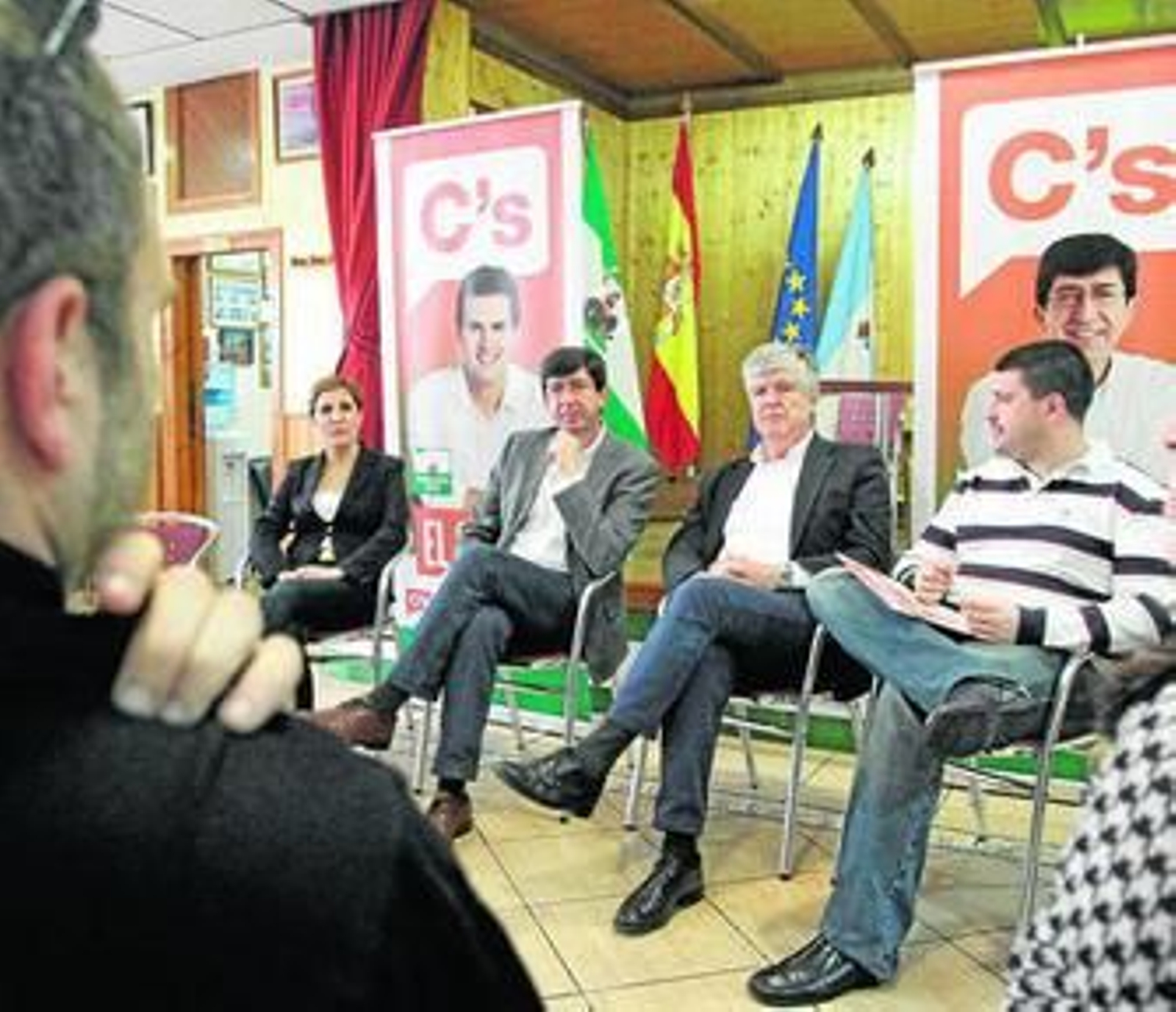 Juan Marín, tercero por la derecha, en la sede de Ascteg.