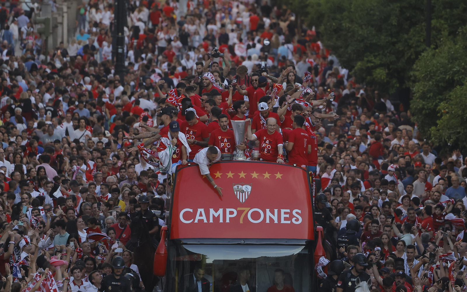 Las imágenes del Sevilla fc por las calles de Sevilla como campeón de la Europa League